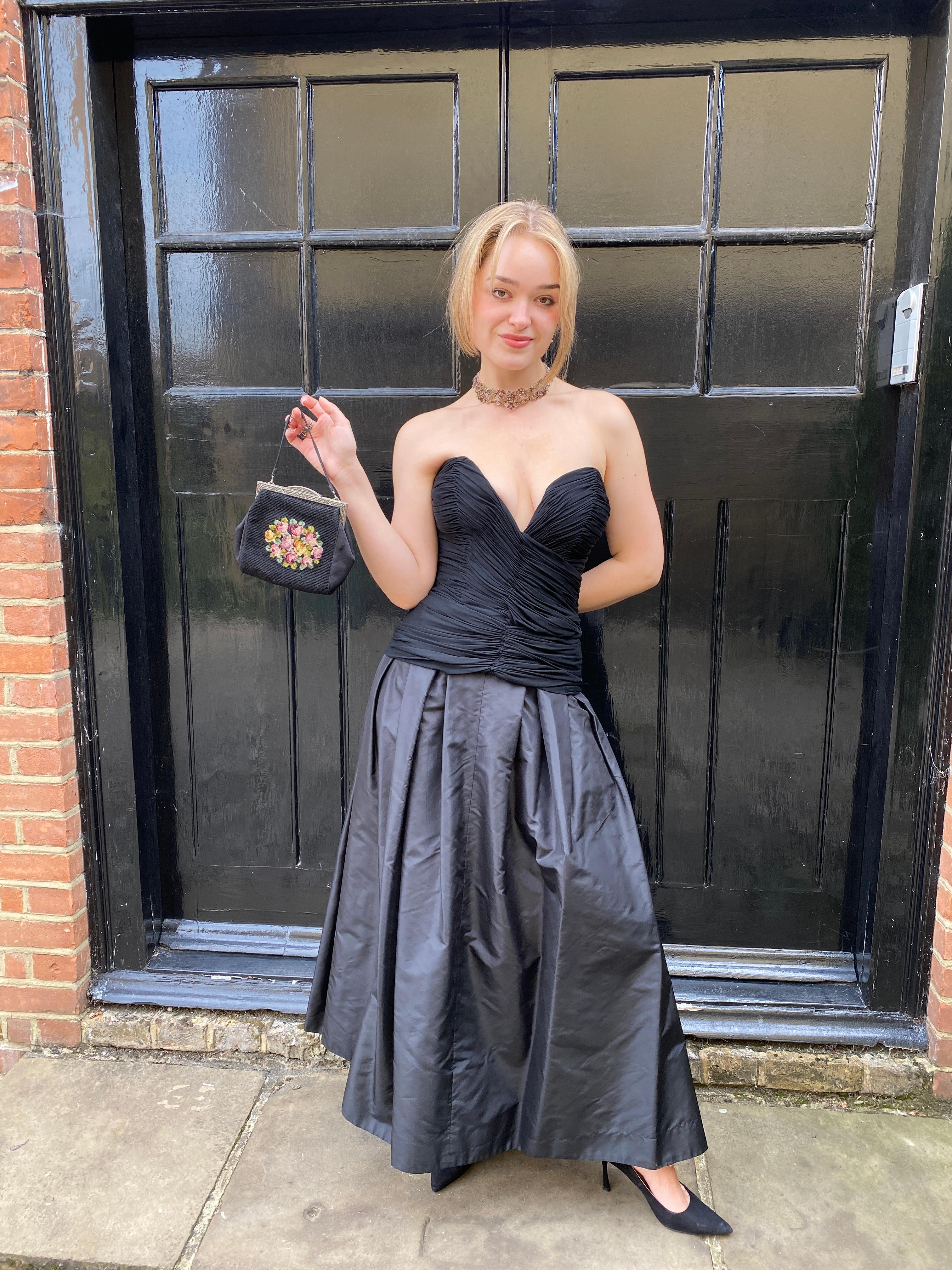 1980er Vicky Tiel Couture Trägerloses Schwarzes Seidenkleid im Angebot 2