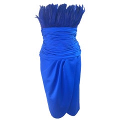 Vestido de los 80 sin tirantes con busto de plumas azul real de la talla XS de Victor Costa