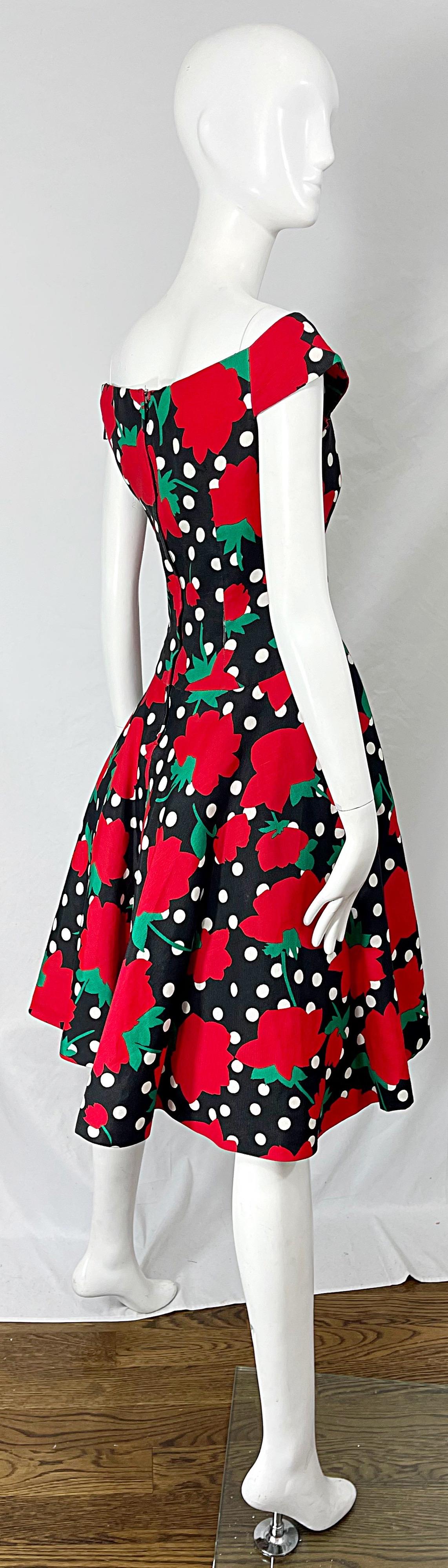 1980er Victor Costa schulterfreies 80er Jahre Kleid mit roten, schwarzen und weißen Tupfen, Gr 8 10 (Schwarz) im Angebot