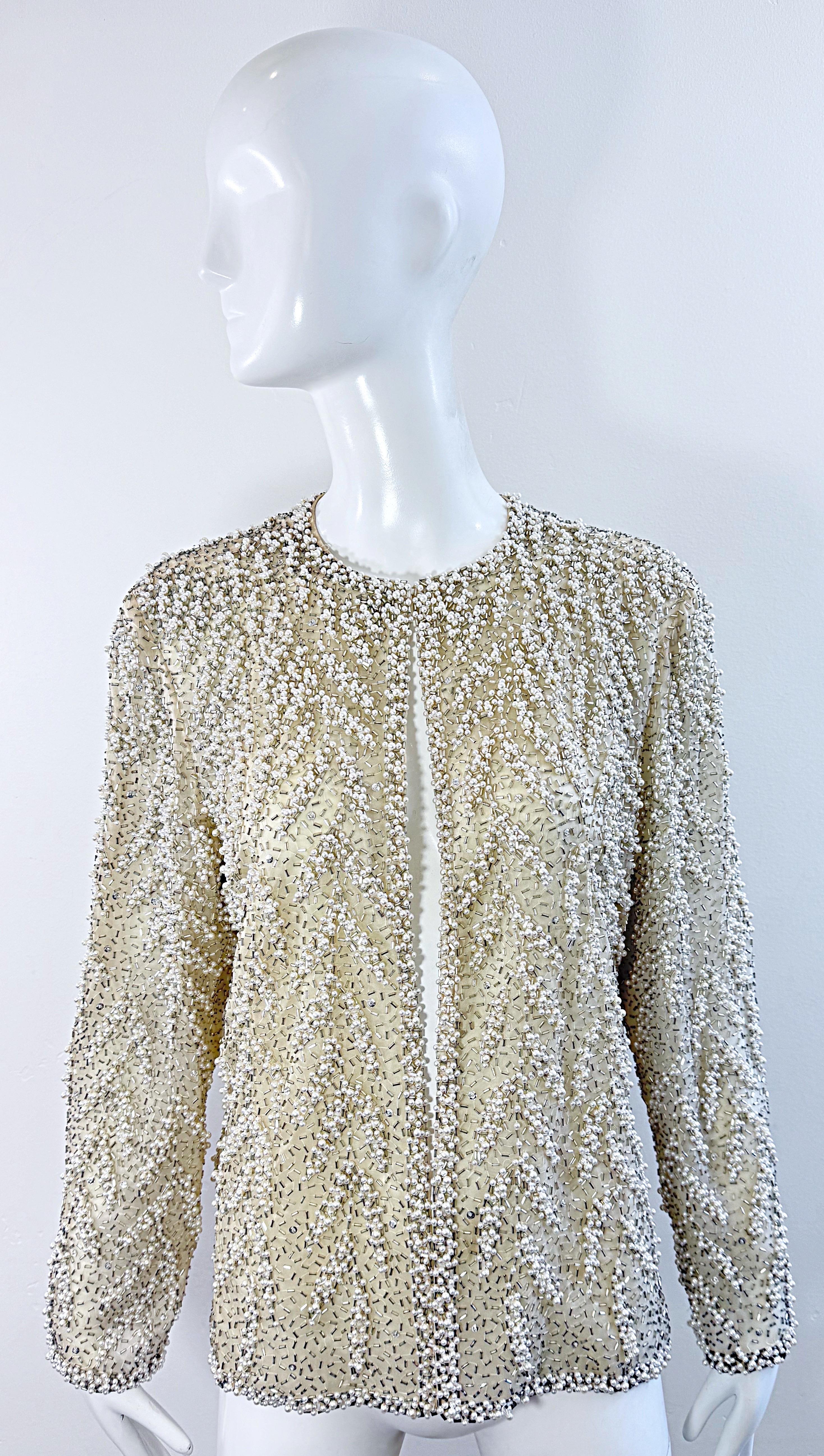 Unglaubliche 1980er Jahre Vintage Victoria Royal Ltd Elfenbein aus - weiße Seide halb schiere Perle, Silber Pailletten und Perlen verkrustete Jacke / Strickjacke ! Einfacher Haken- und Ösenverschluss oben im Nacken. Tausende von handgenähten Perlen,