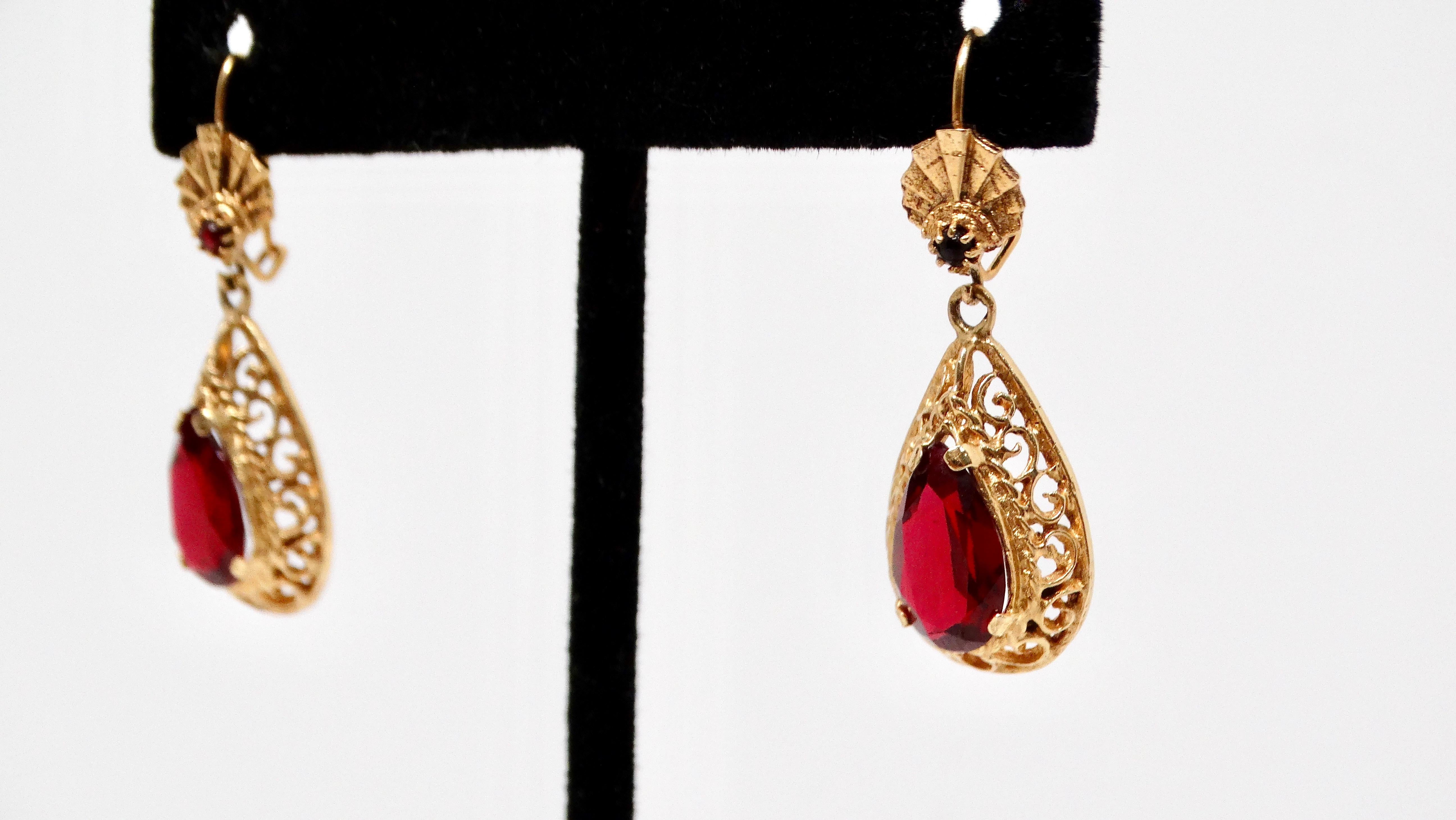 Questi squisiti orecchini a goccia in oro 14k con granato in stile vittoriano degli anni '80 rappresentano un'incantevole fusione di fascino vintage ed eleganza moderna, che li rende un'aggiunta di spicco a qualsiasi collezione di gioielli.