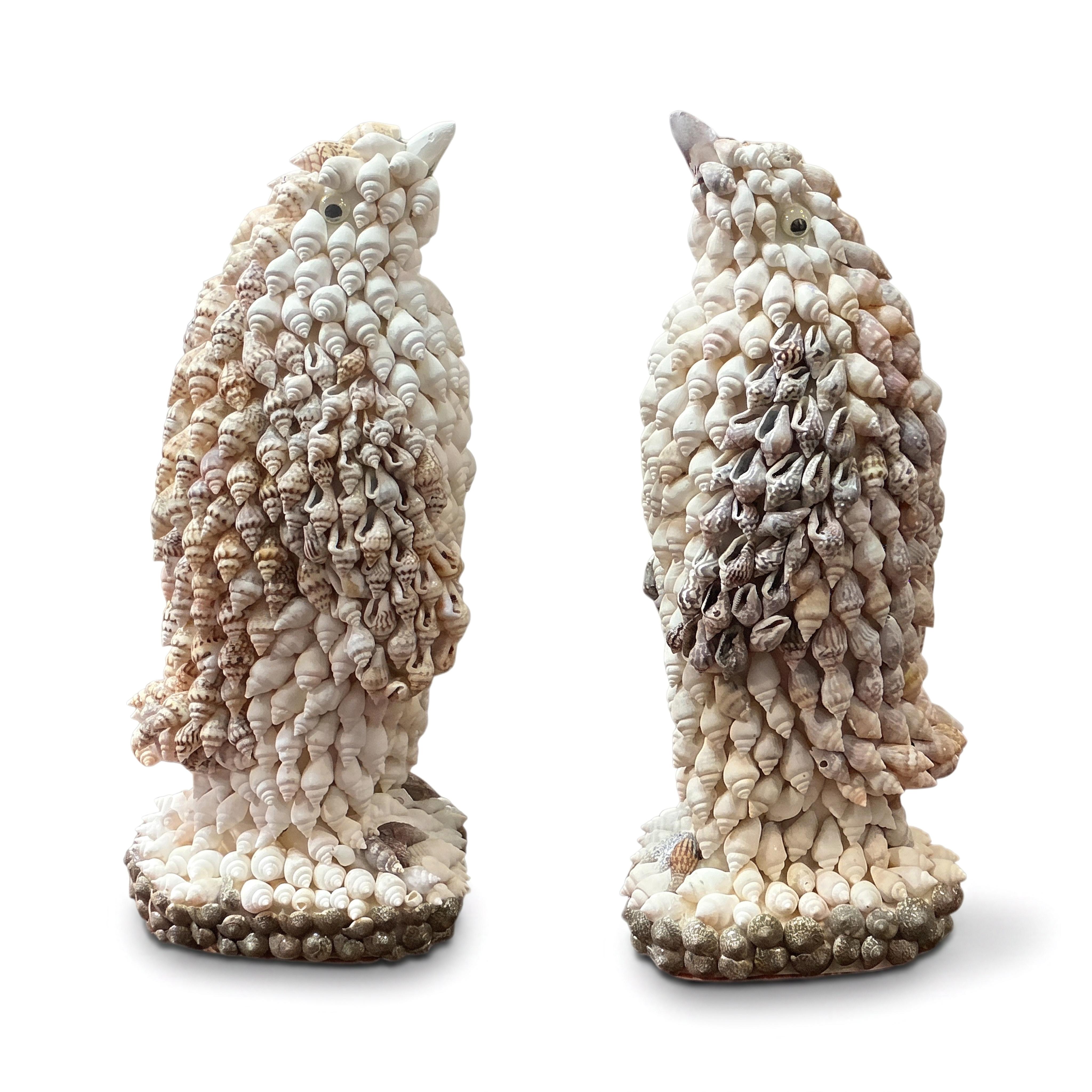 Fermalibri / statuine artistiche a forma di pinguino in stile vittoriano degli anni '80, realizzati con conchiglie - Coppia in vendita