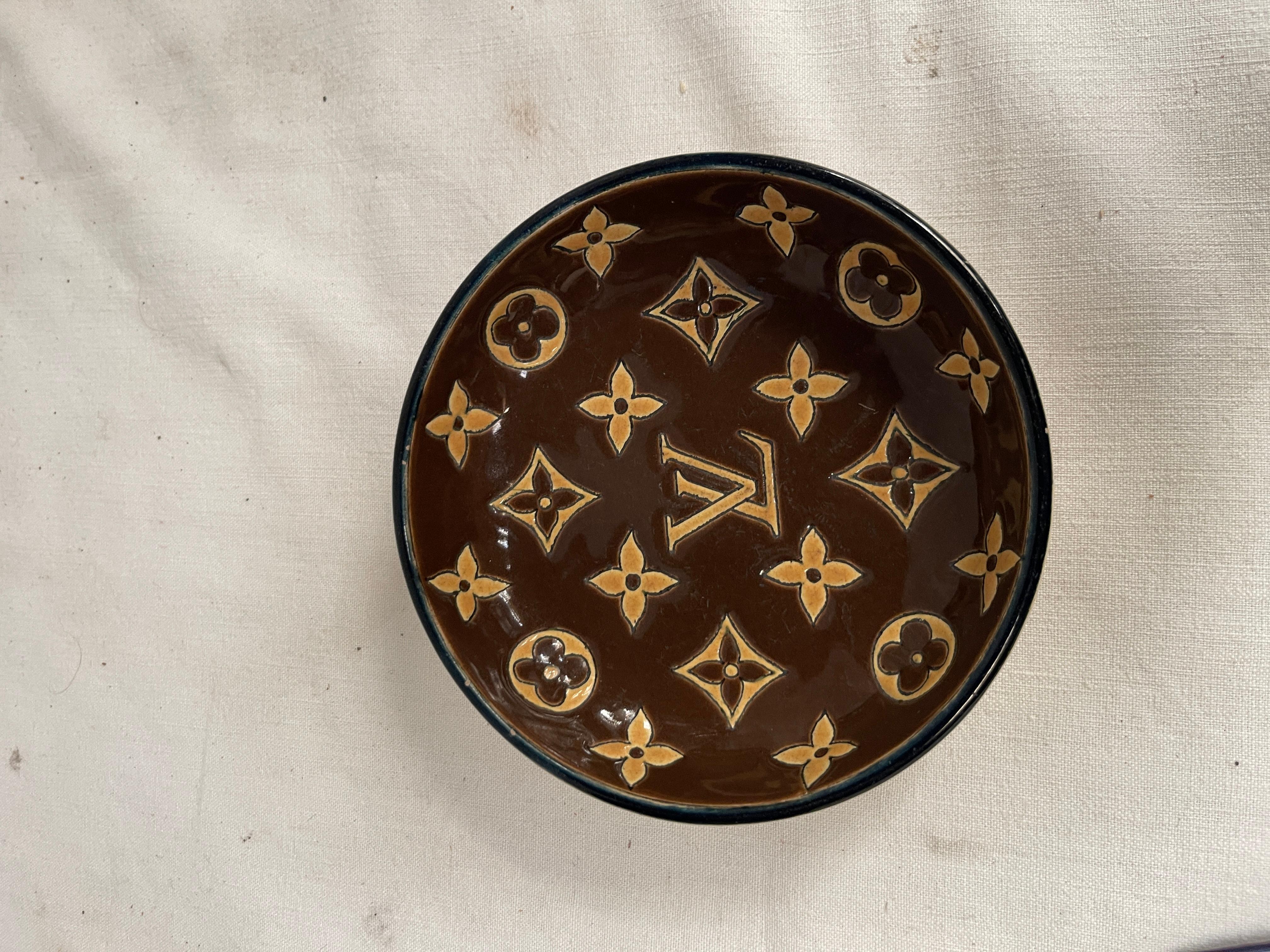 Vide poche des années 1980 de Longwy ceramic pour Louis Vuitton
Fabriqué en France
Pièce rarissime