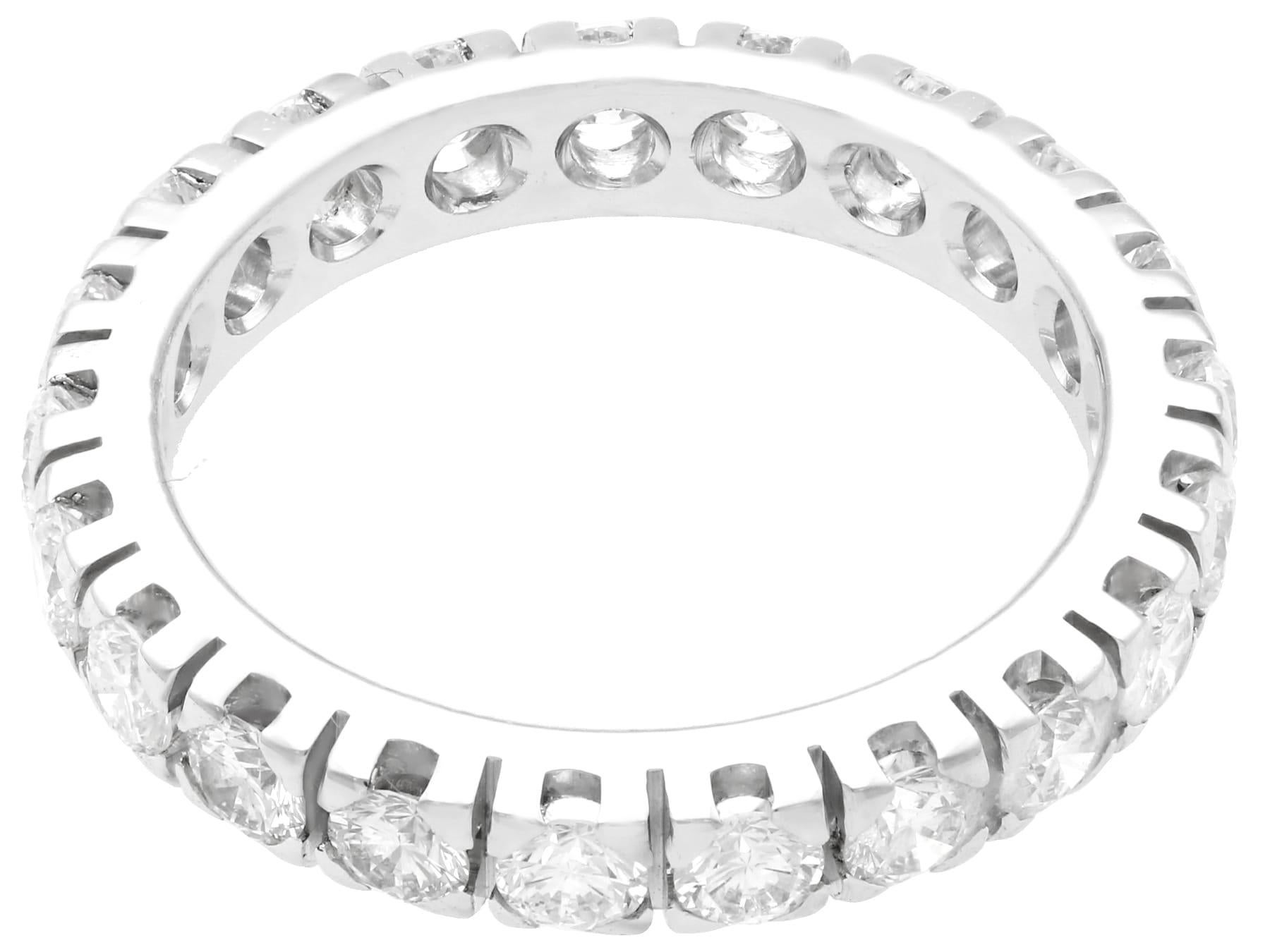 1980er Jahre Vintage 1,76 Karat Diamant und Weißgold Eternity-Ring in Voll-Eternity-Optik im Zustand „Hervorragend“ im Angebot in Jesmond, Newcastle Upon Tyne