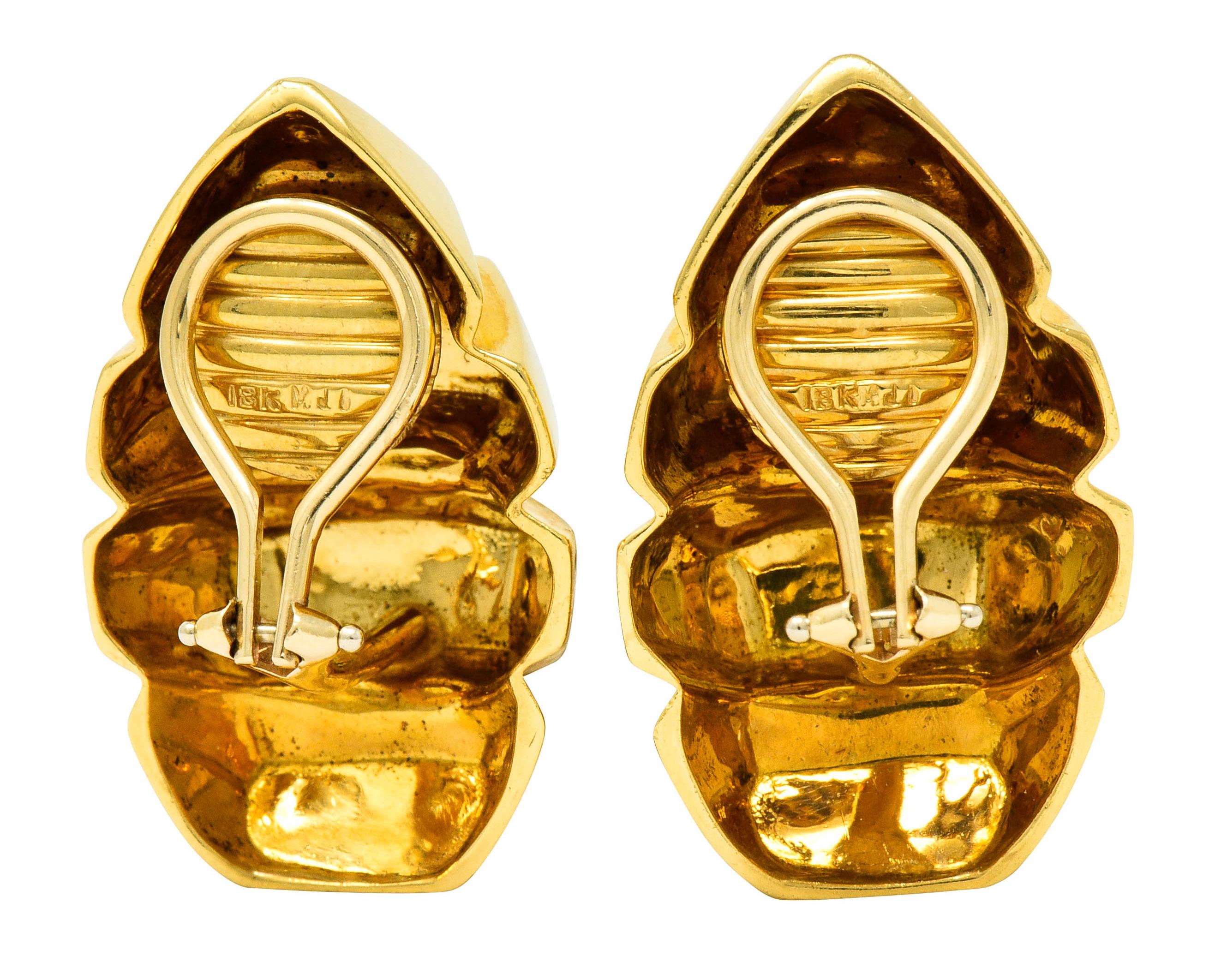 1980s Vintage 18 Karat Gold Deeply Ridged Ear-Clip Earrings In Excellent Condition In Philadelphia, PA