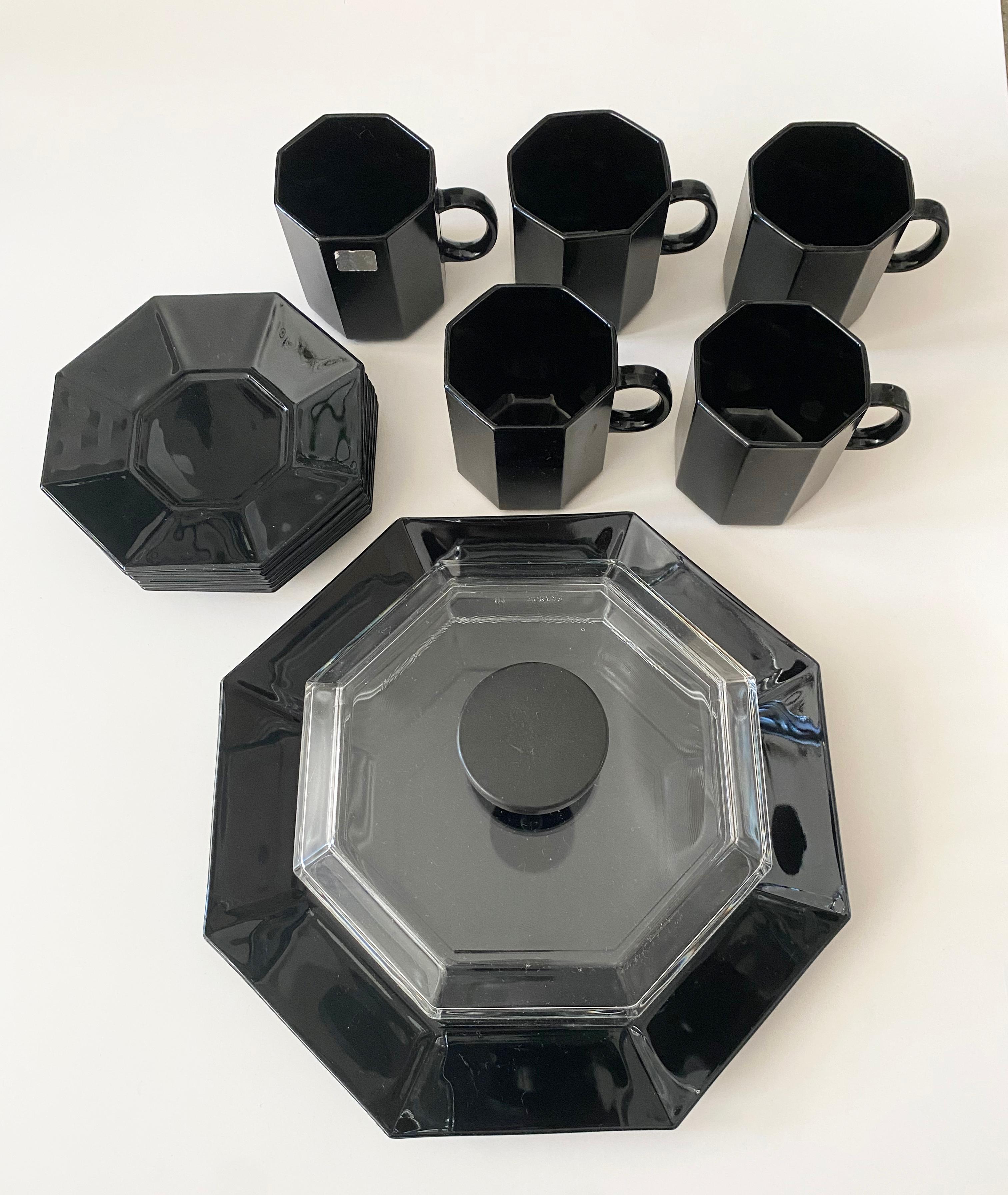 Postmoderne 1980 Vintage Arcoroc Verre Noir Dome Assiette à Gâteau et Cinq Tasses et Soucoupes en vente