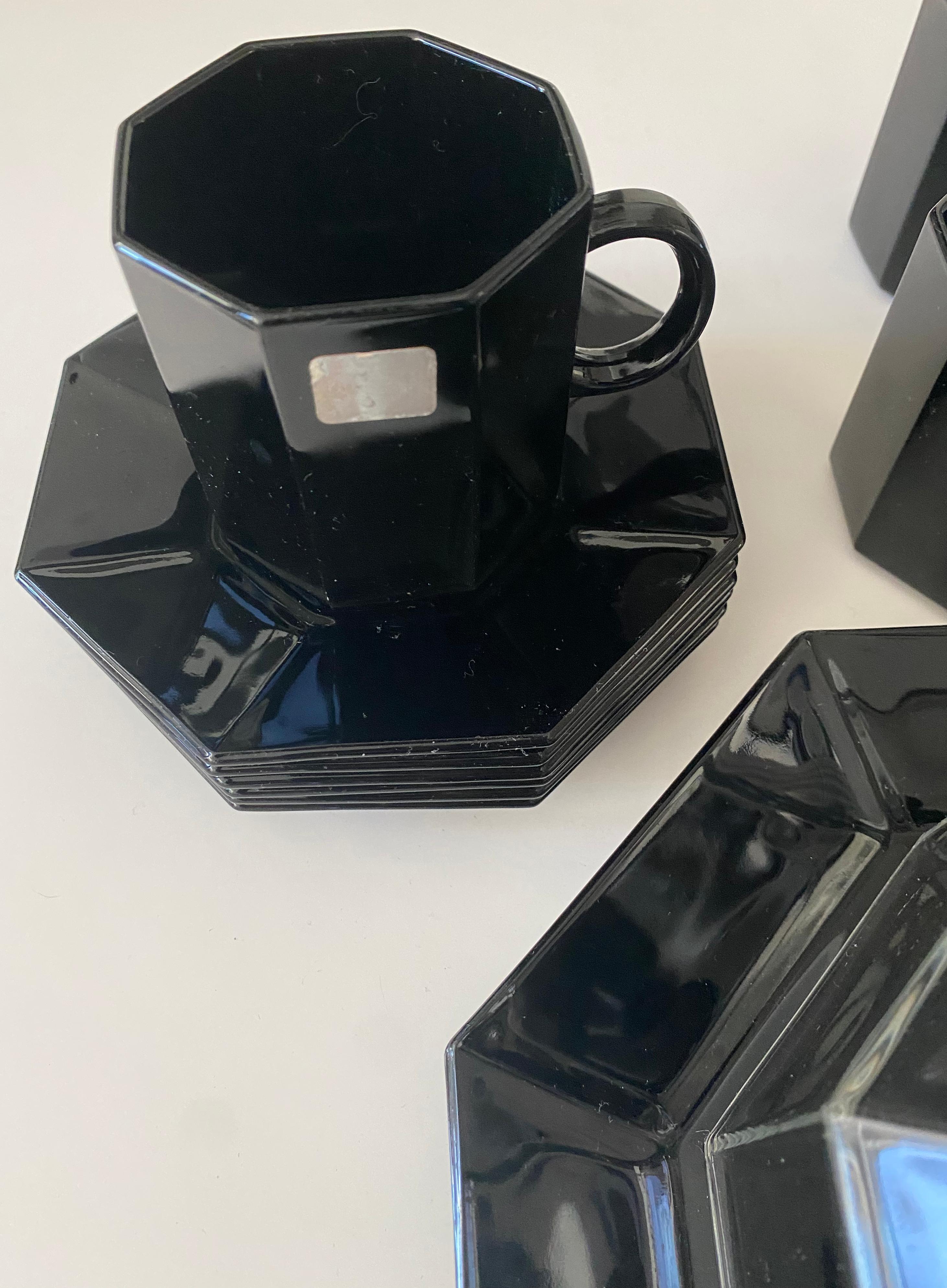 Européen 1980 Vintage Arcoroc Verre Noir Dome Assiette à Gâteau et Cinq Tasses et Soucoupes en vente