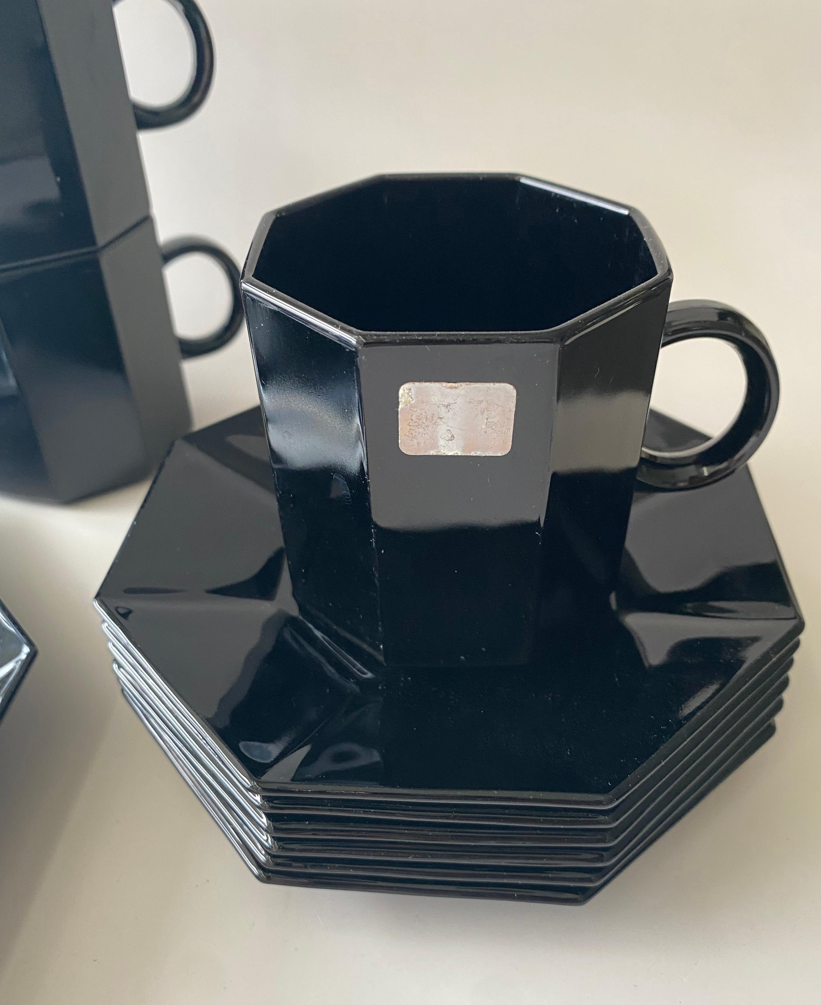 Fin du 20e siècle 1980 Vintage Arcoroc Verre Noir Dome Assiette à Gâteau et Cinq Tasses et Soucoupes en vente