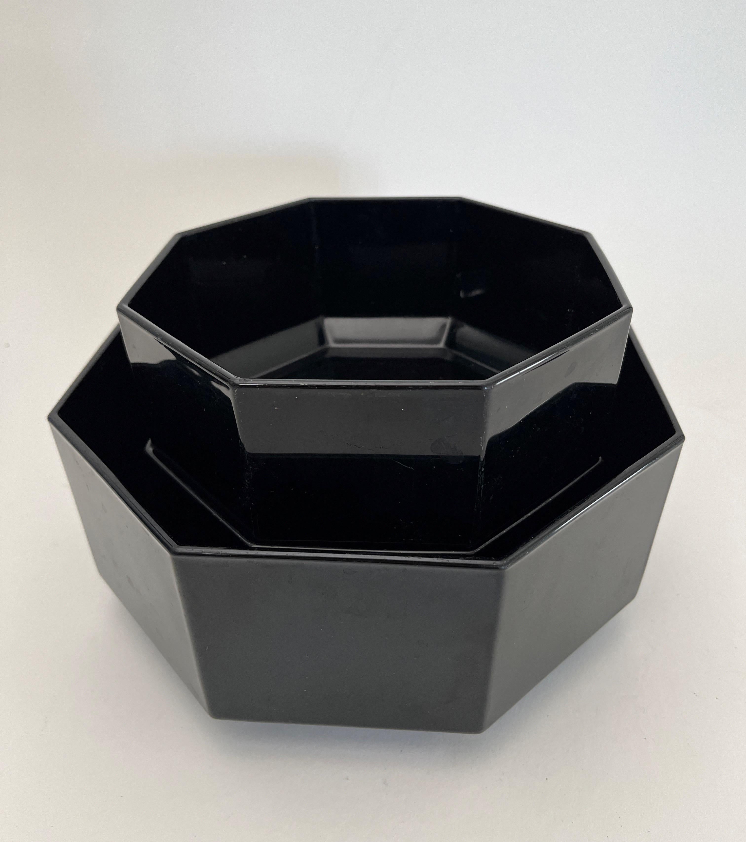 Questo è un bellissimo set di 3 ciotole da portata in vetro nero del rinomato produttore francese Arcoroc. Fa parte dell'amatissima gamma Octime, articoli per la casa a forma di ottagono.
Una ciotola grande e due medie. Alcuni graffi e piccoli segni