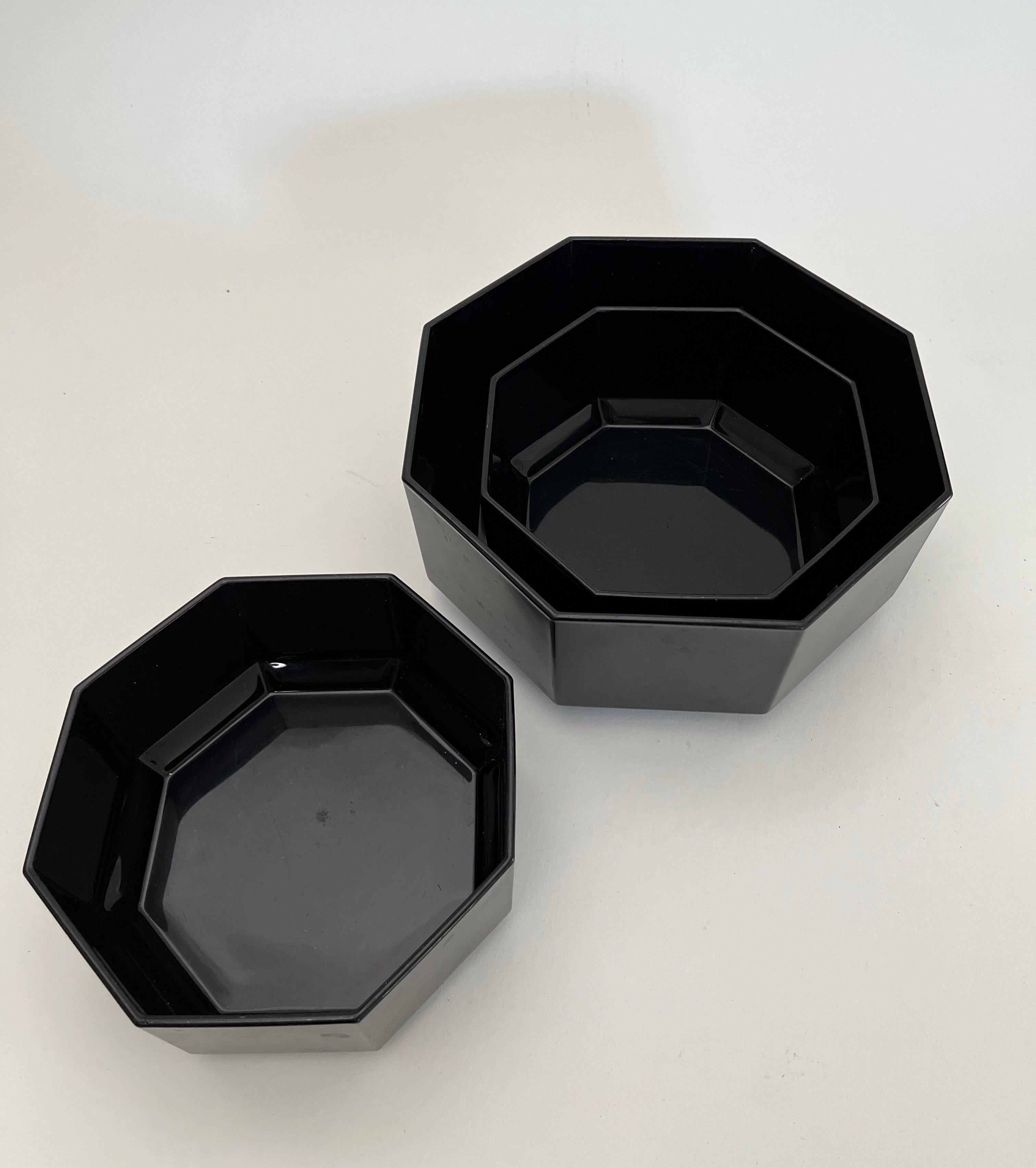 Postmoderno Set di tre ciotole da portata in vetro nero Arcoroc del 1980 in vendita