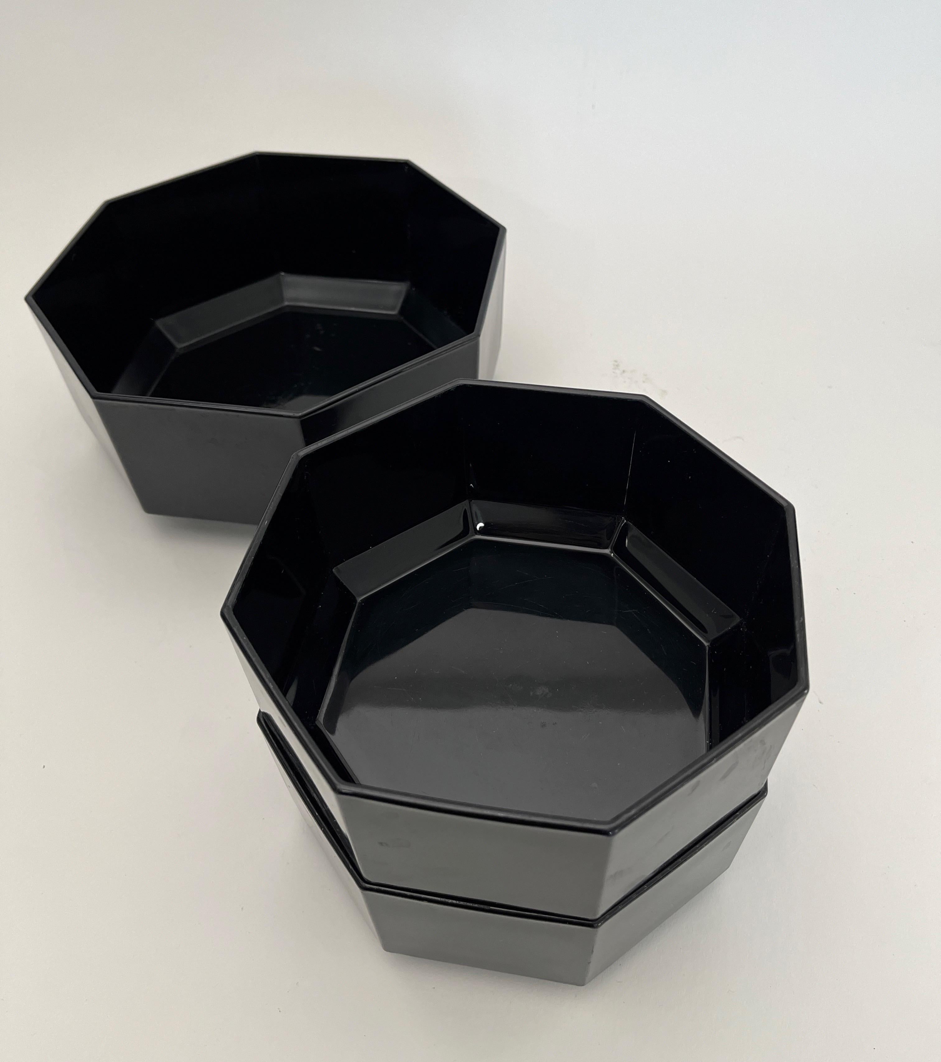 Set di tre ciotole da portata in vetro nero Arcoroc del 1980 In condizioni buone in vendita a San Gabriel, CA