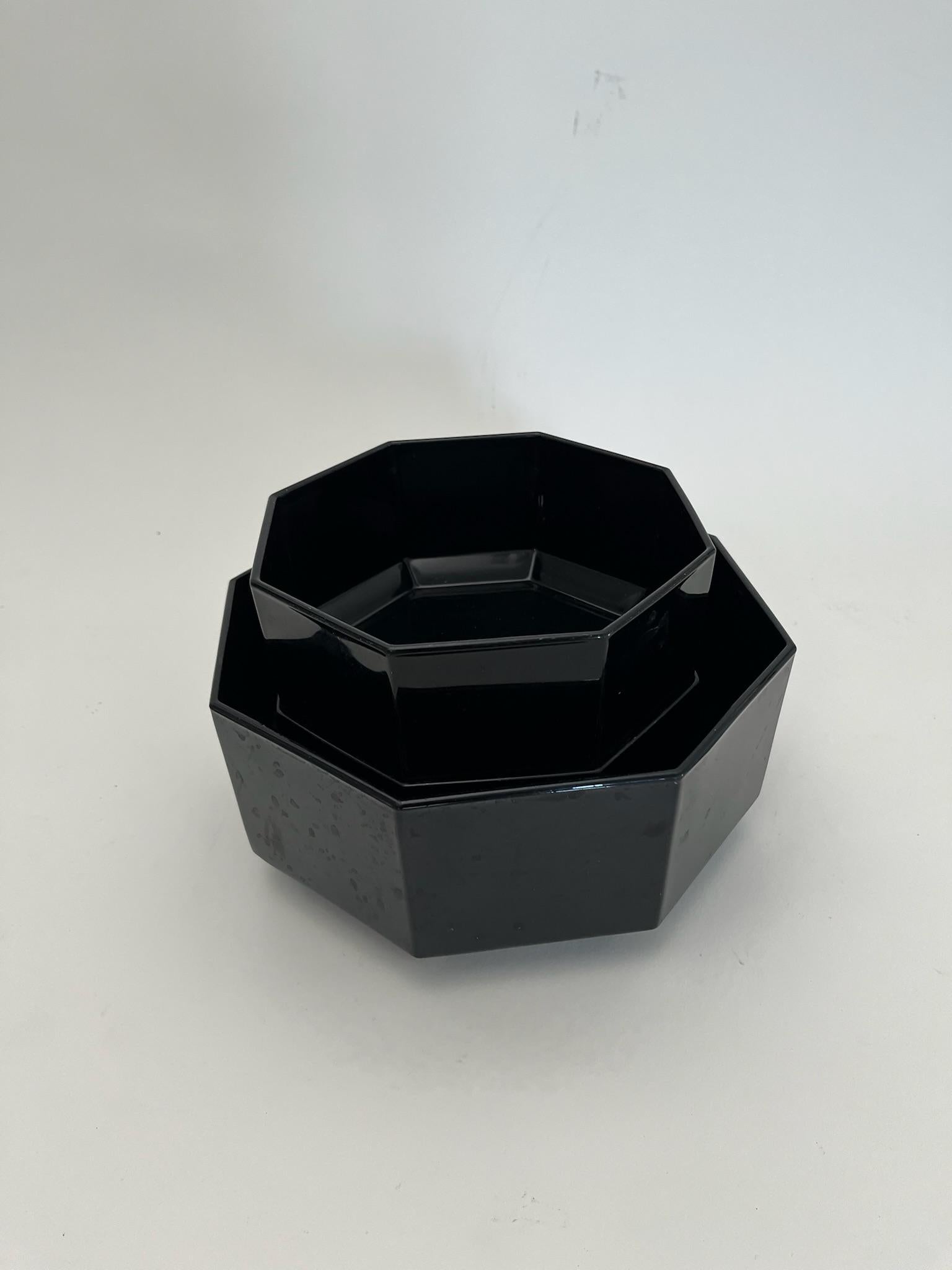 Set di tre ciotole da portata in vetro nero Arcoroc del 1980 in vendita 1