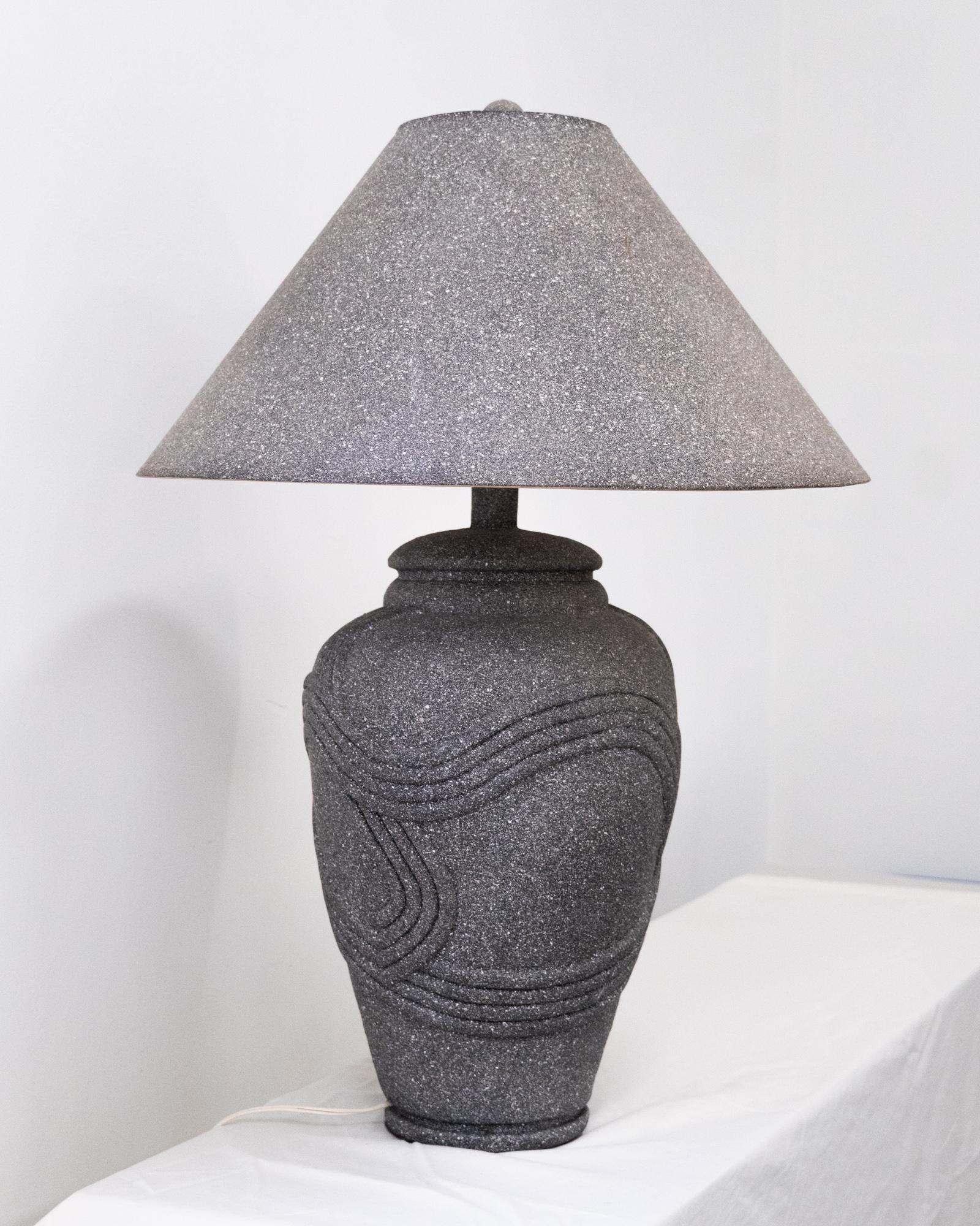 Lámpara de mesa Art Decó Revival Gris y Blanca de los años 80 

31