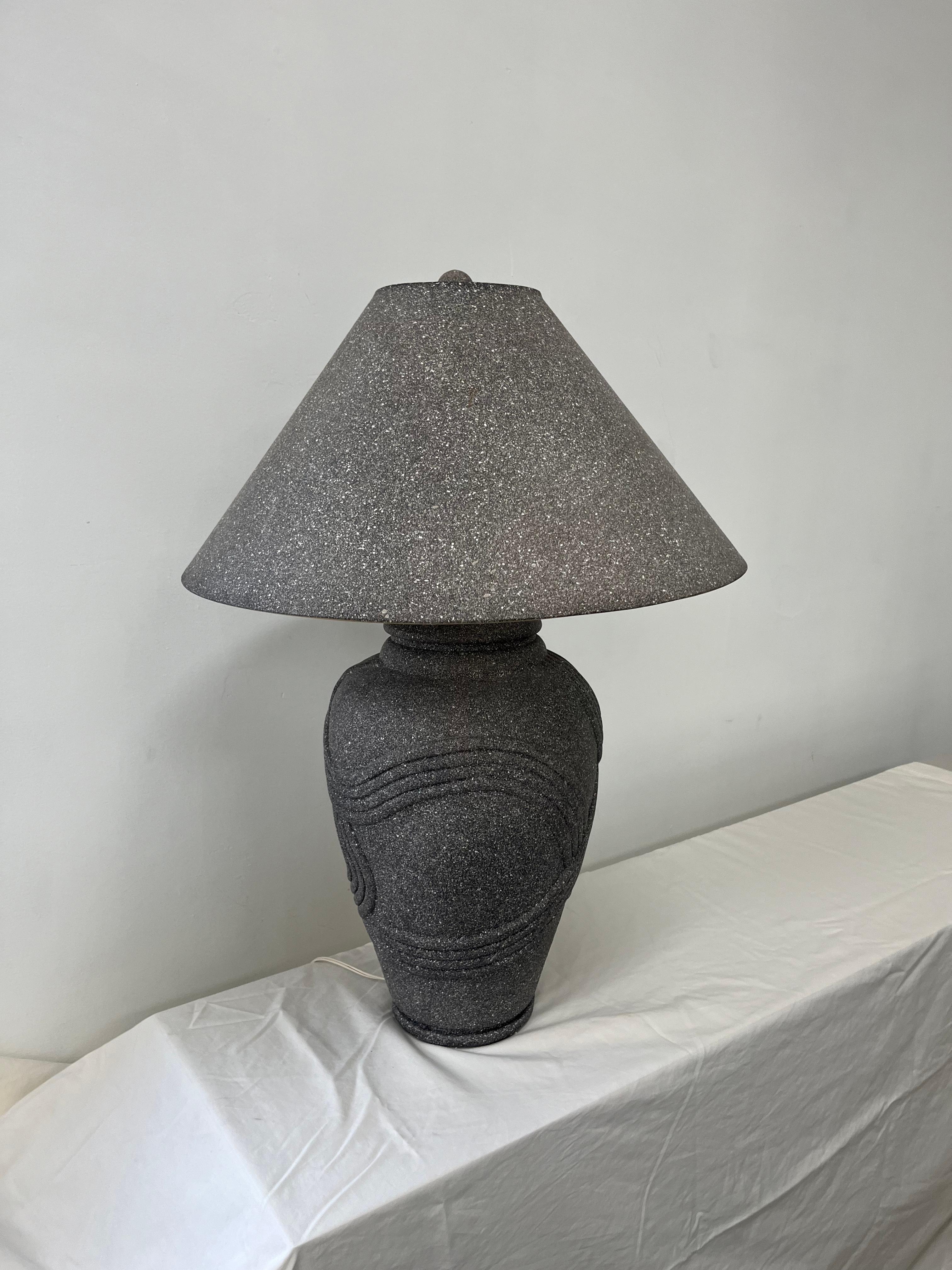 Lámpara de sobremesa Vintage Art Decó Revival Gris de los años 80 Estadounidense en venta