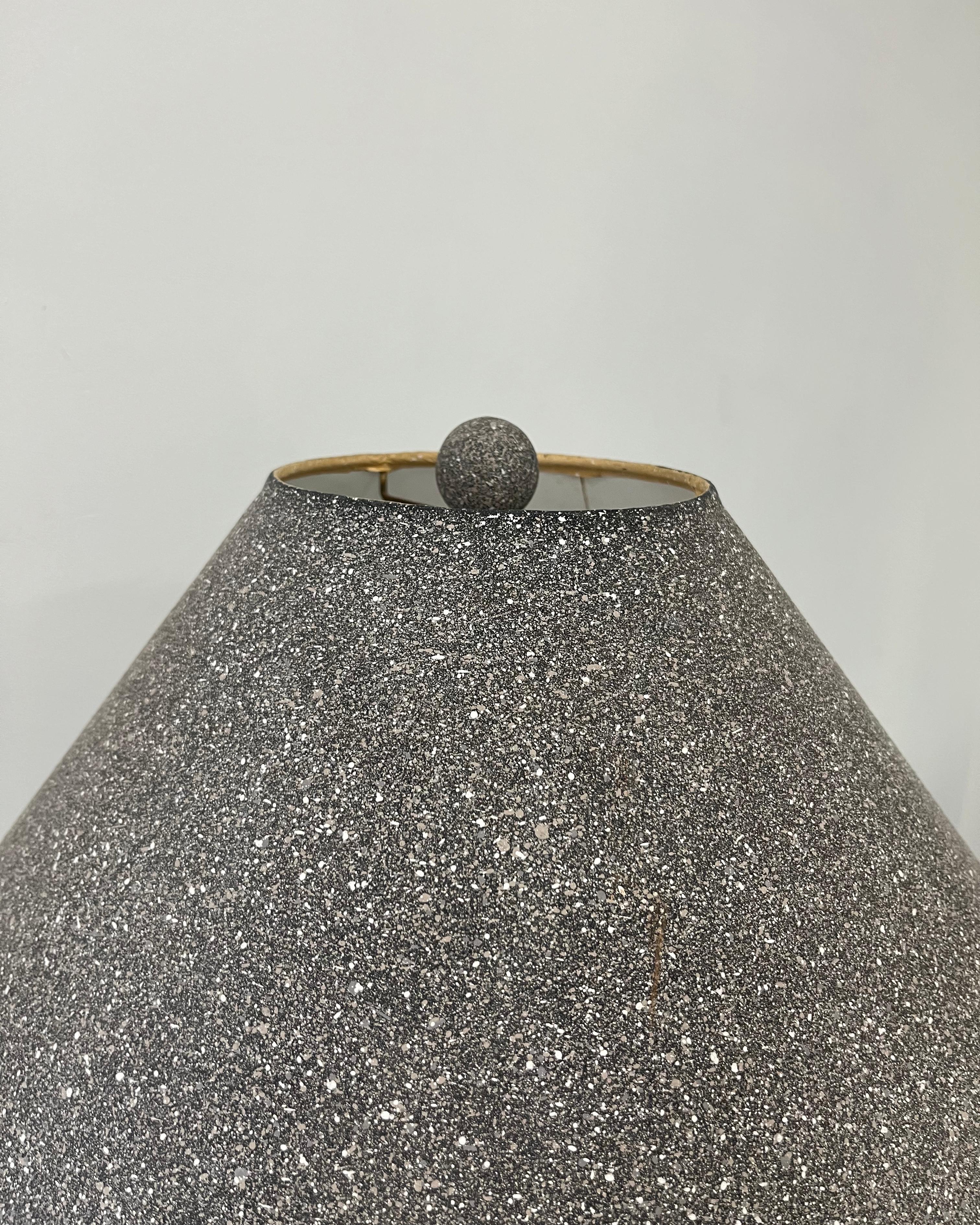 Lámpara de sobremesa Vintage Art Decó Revival Gris de los años 80 en Bueno estado para la venta en San Gabriel, CA