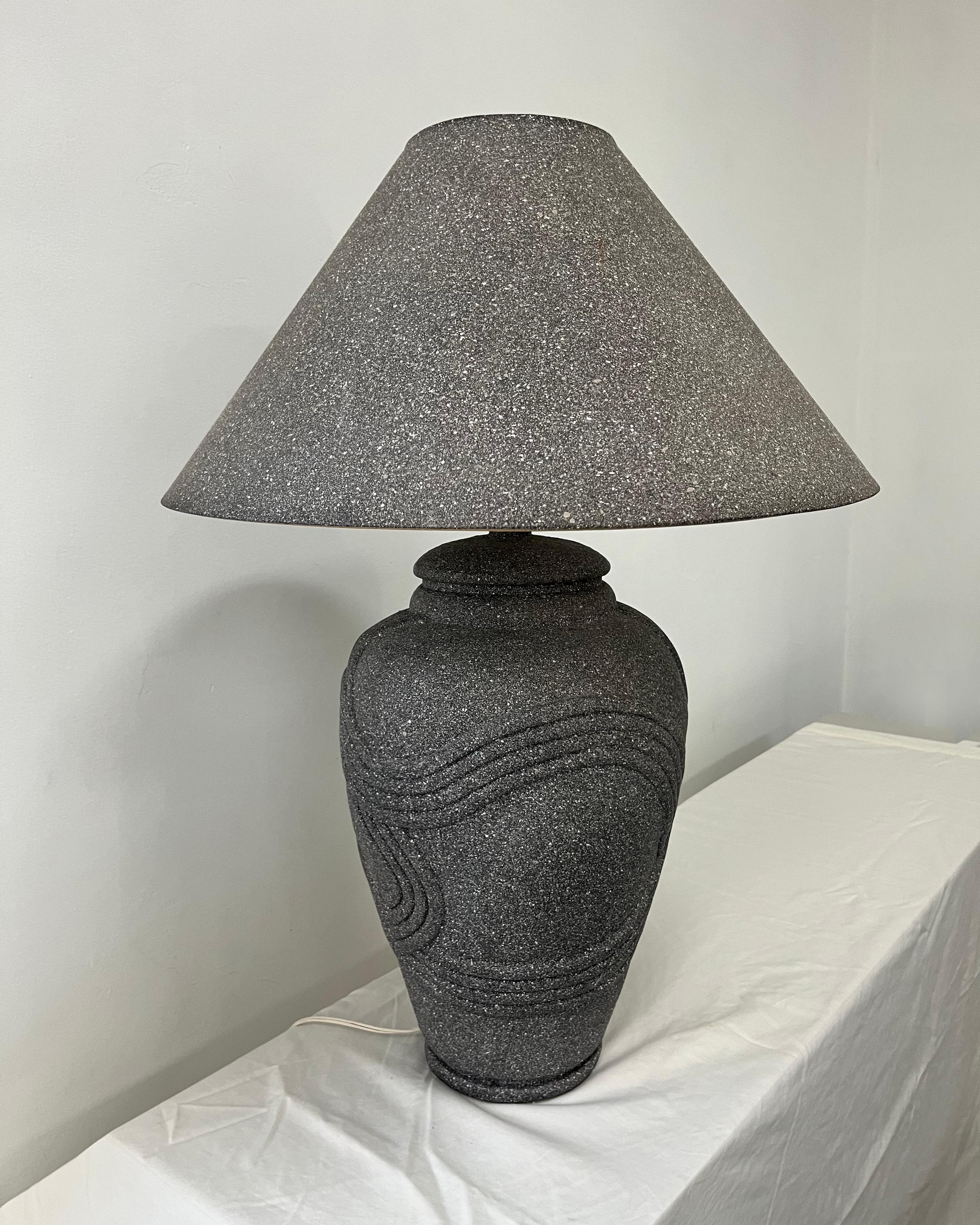 Lámpara de sobremesa Vintage Art Decó Revival Gris de los años 80 en venta 1