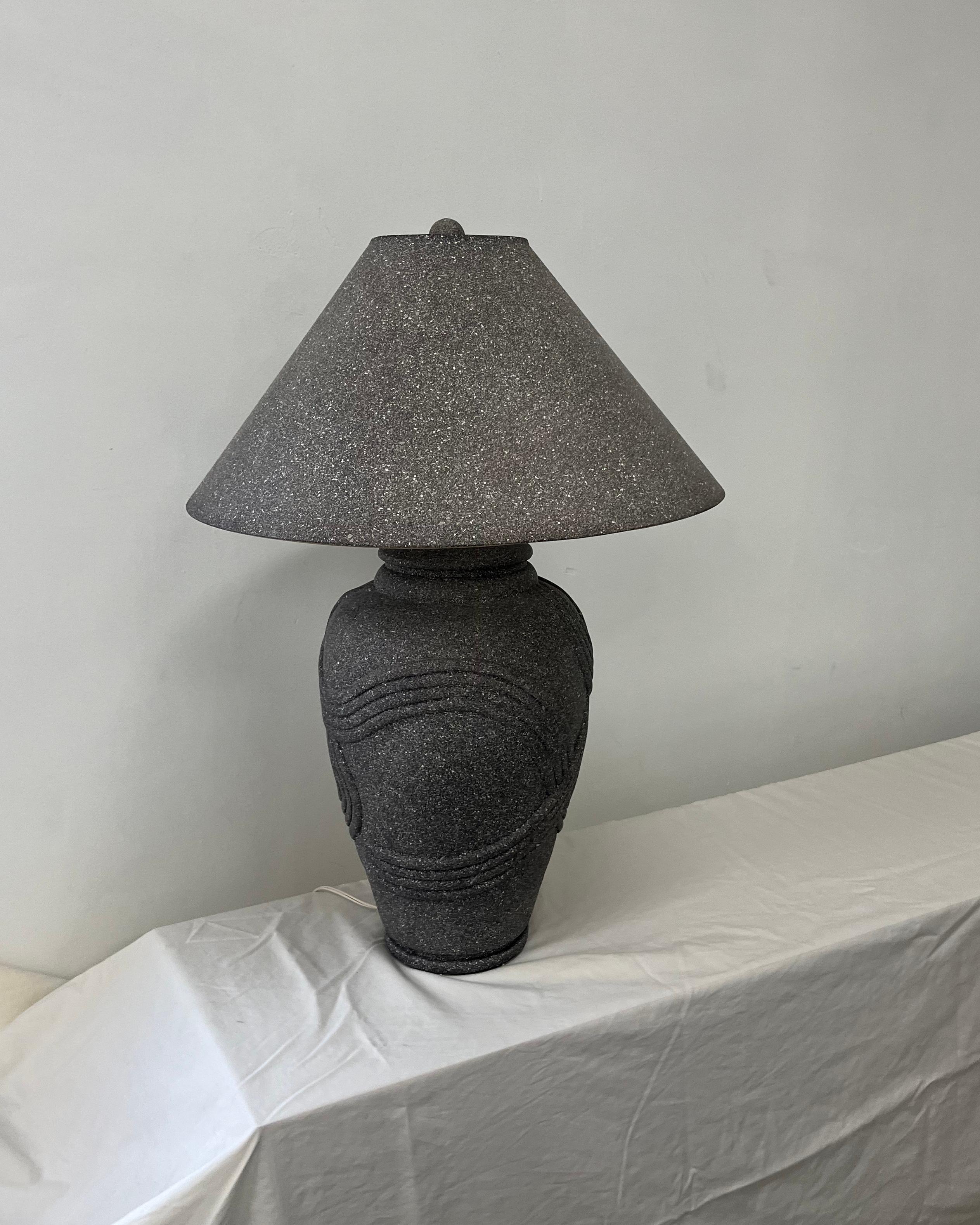 Lámpara de sobremesa Vintage Art Decó Revival Gris de los años 80 en venta 2