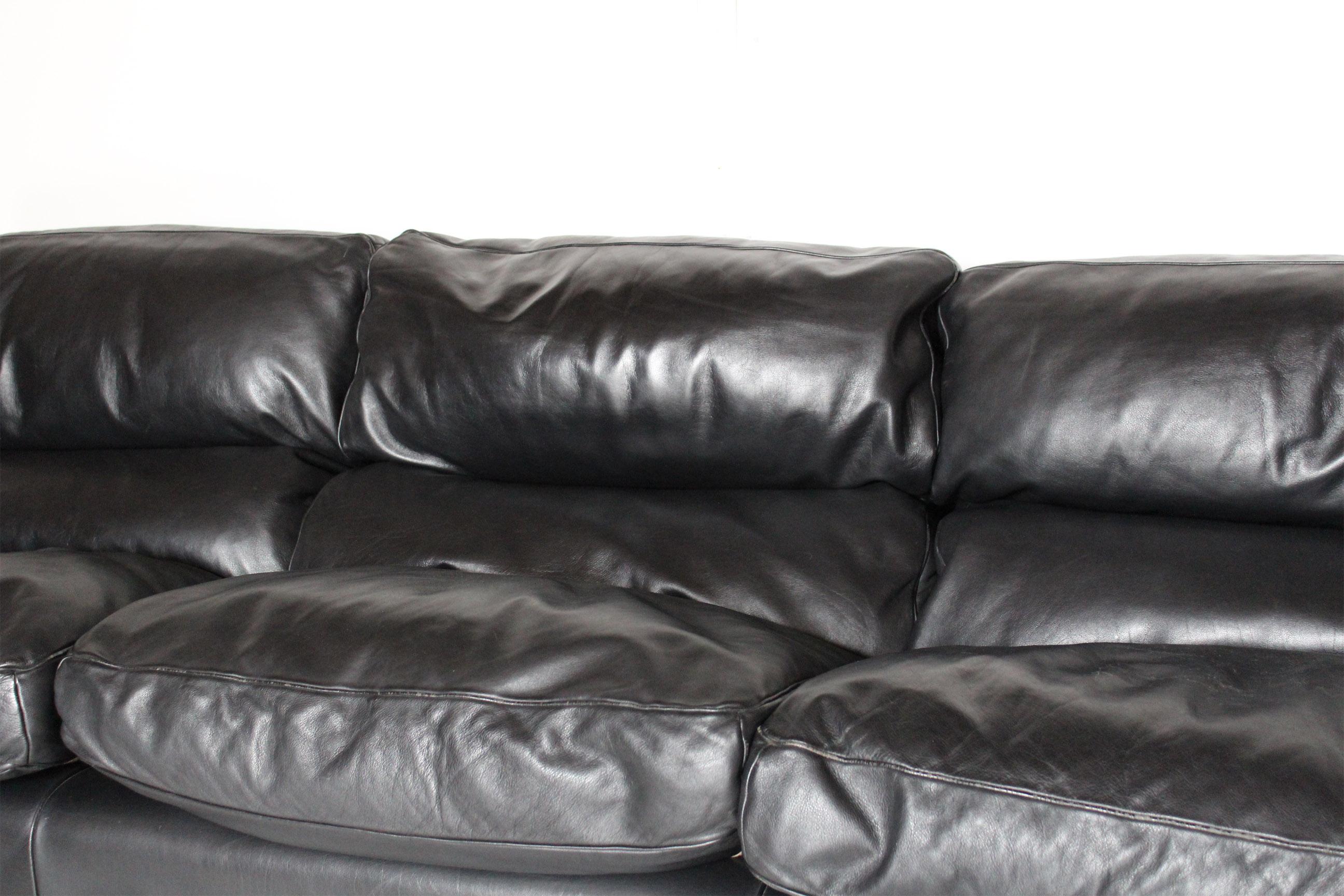 Big (262 cm) three seat black leather vintage sofa. Italian design icon by Tito Agnoli for iconic brand 