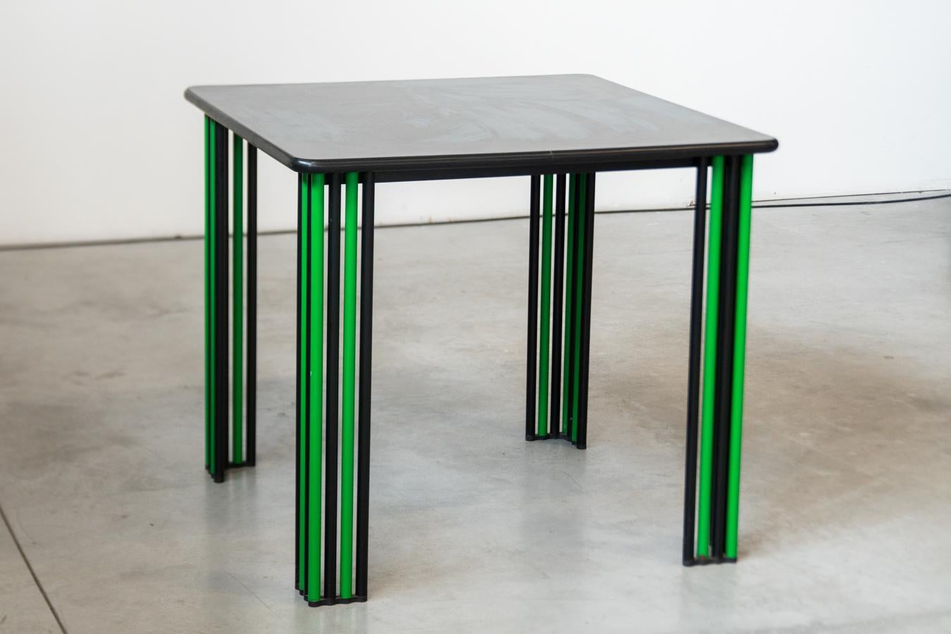 1980s Vintage Black and Green Dining Table - Sleek Italian Design In Good Condition For Sale In Manzano, IT