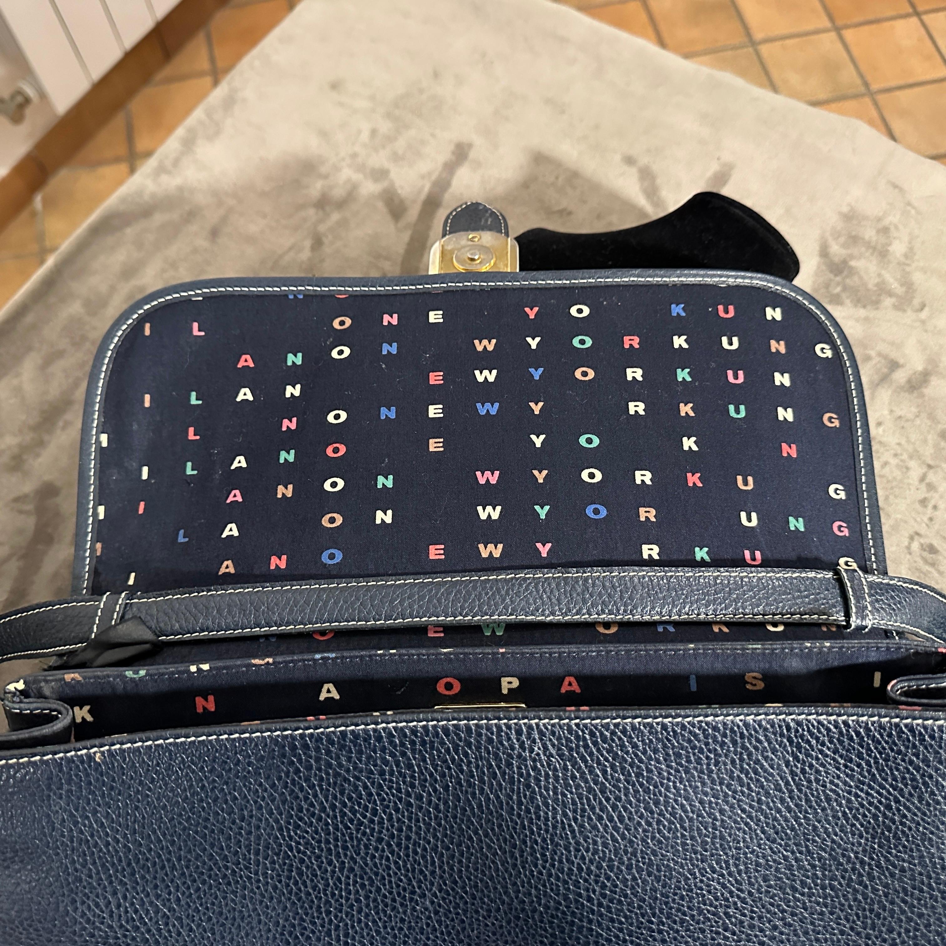 Chic 1980 Vintage Emanuel Ungaro Paris Blue Leather Shoulder Bag with Iconic Logo Lining
Embrassez l'élégance française classique avec cet exquis sac à bandoulière vintage du célèbre designer Emmanuel Ungaro, datant des années 1980. Cette pièce