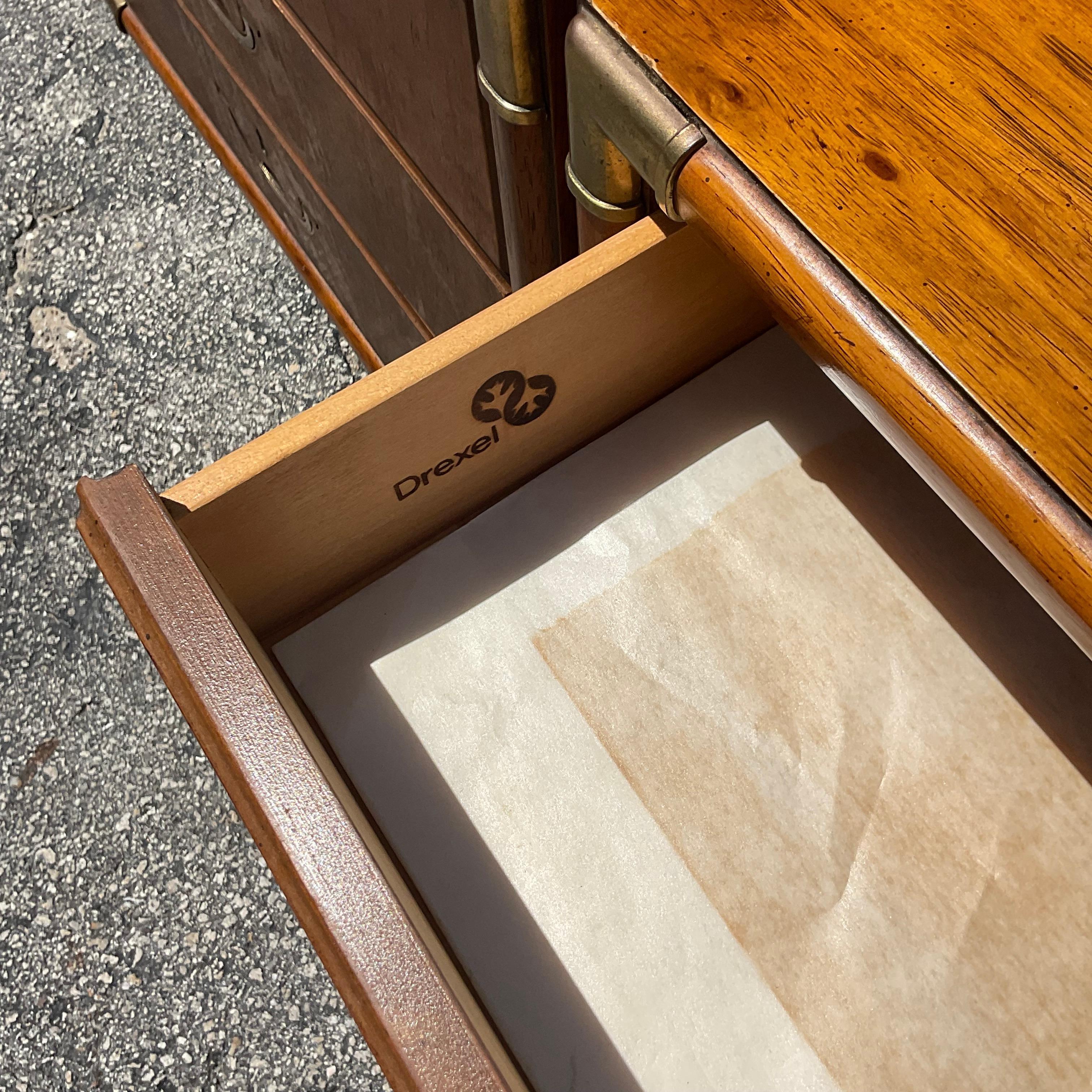 Apportez une touche éclectique à votre chambre à coucher avec cette paire de tables de chevet Vintage Byxel. Reflétant l'esprit aventureux du design américain, chaque pièce allie l'élégance intemporelle de l'artisanat de Drexel à des accents