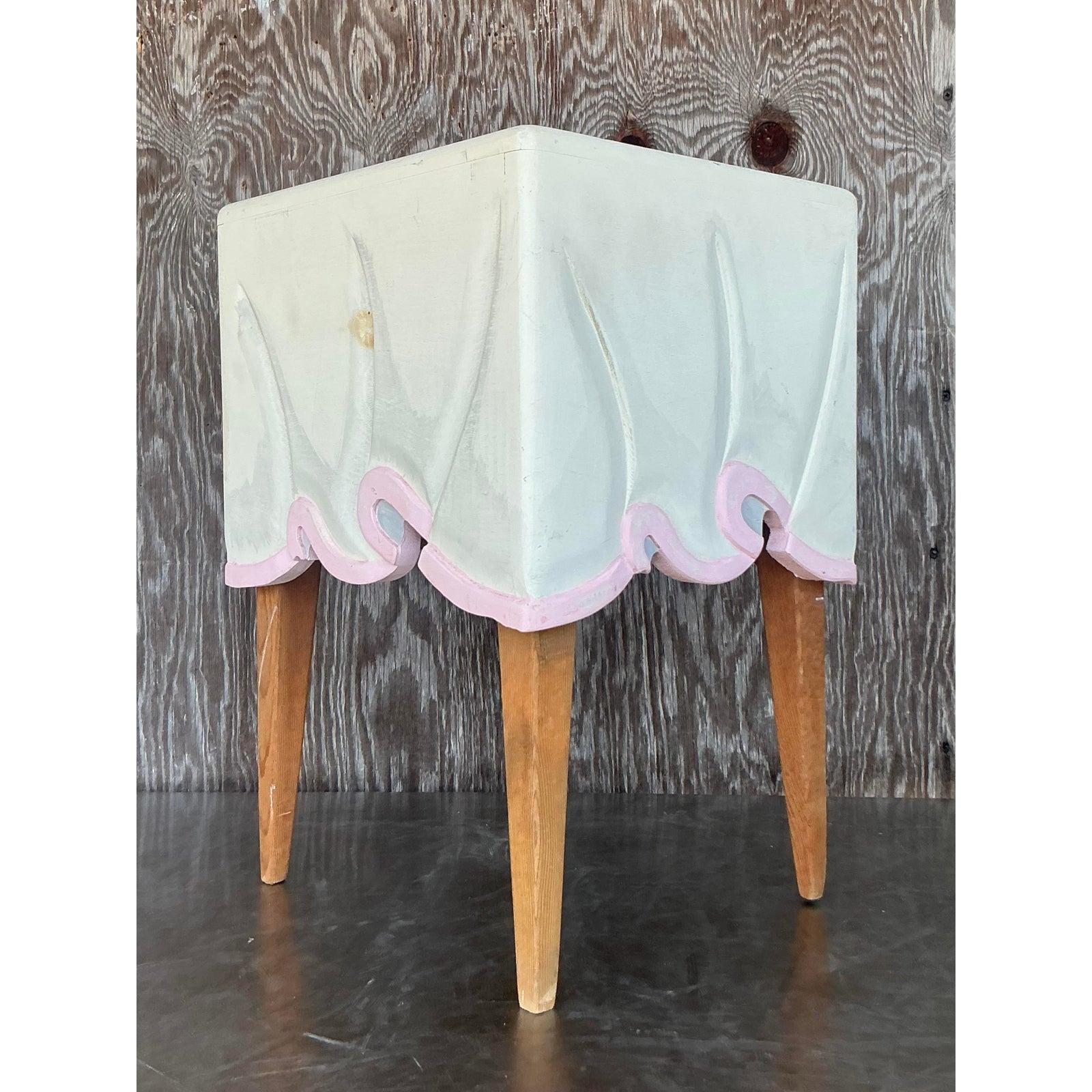 Fantaisiste et merveilleusement unique, cette table d'appoint Vintage Boho Trompe L'Oeil apporte un charme sculptural ludique à n'importe quelle pièce. Conçue pour ressembler à une jupe en tissu drapé, l'illusion peinte de la table présente des