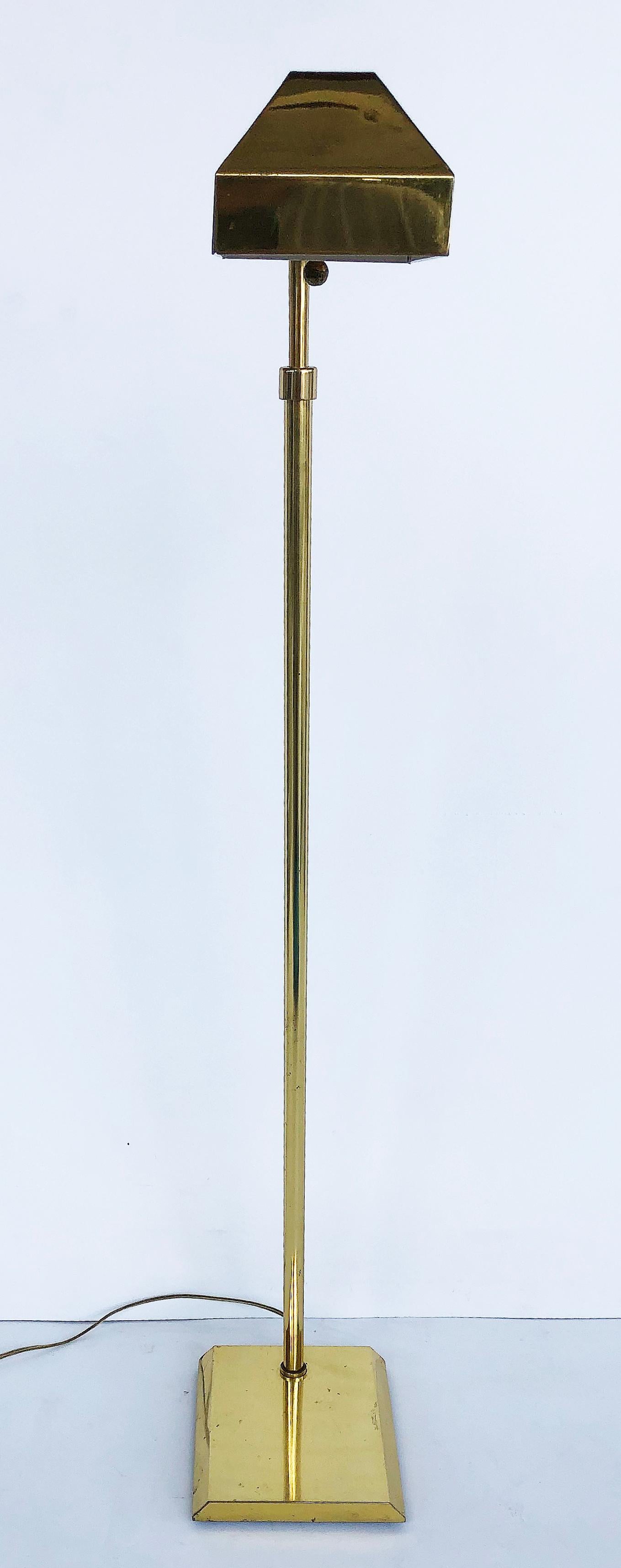 1980s Vintage Brass Plated Adjustable Height Floor Lamp, Pivoting Light In Good Condition For Sale In Miami, FL