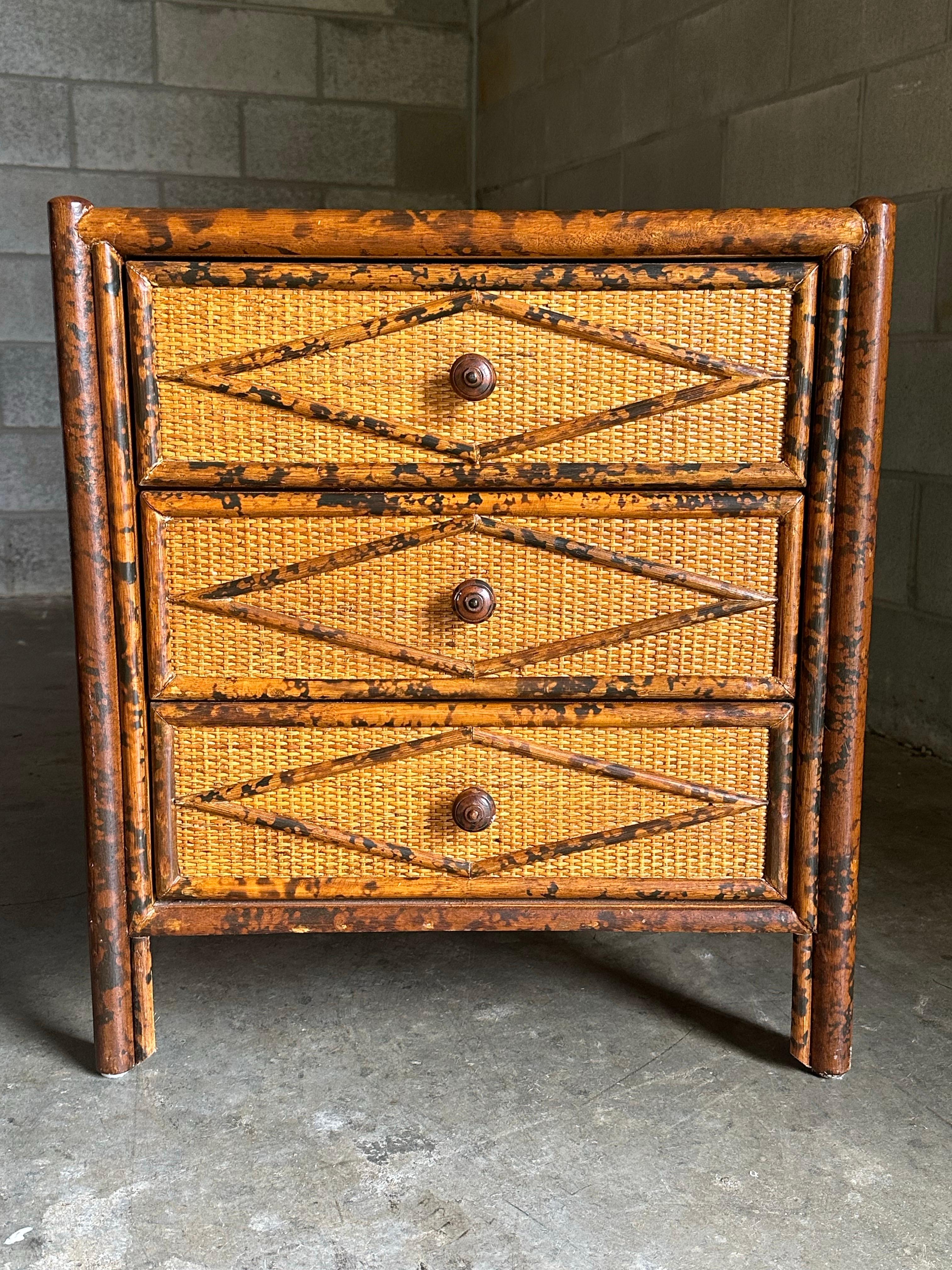Paire de tables de nuit en bambou brûlé et rotin, style British Colonial des années 1980 en vente 3