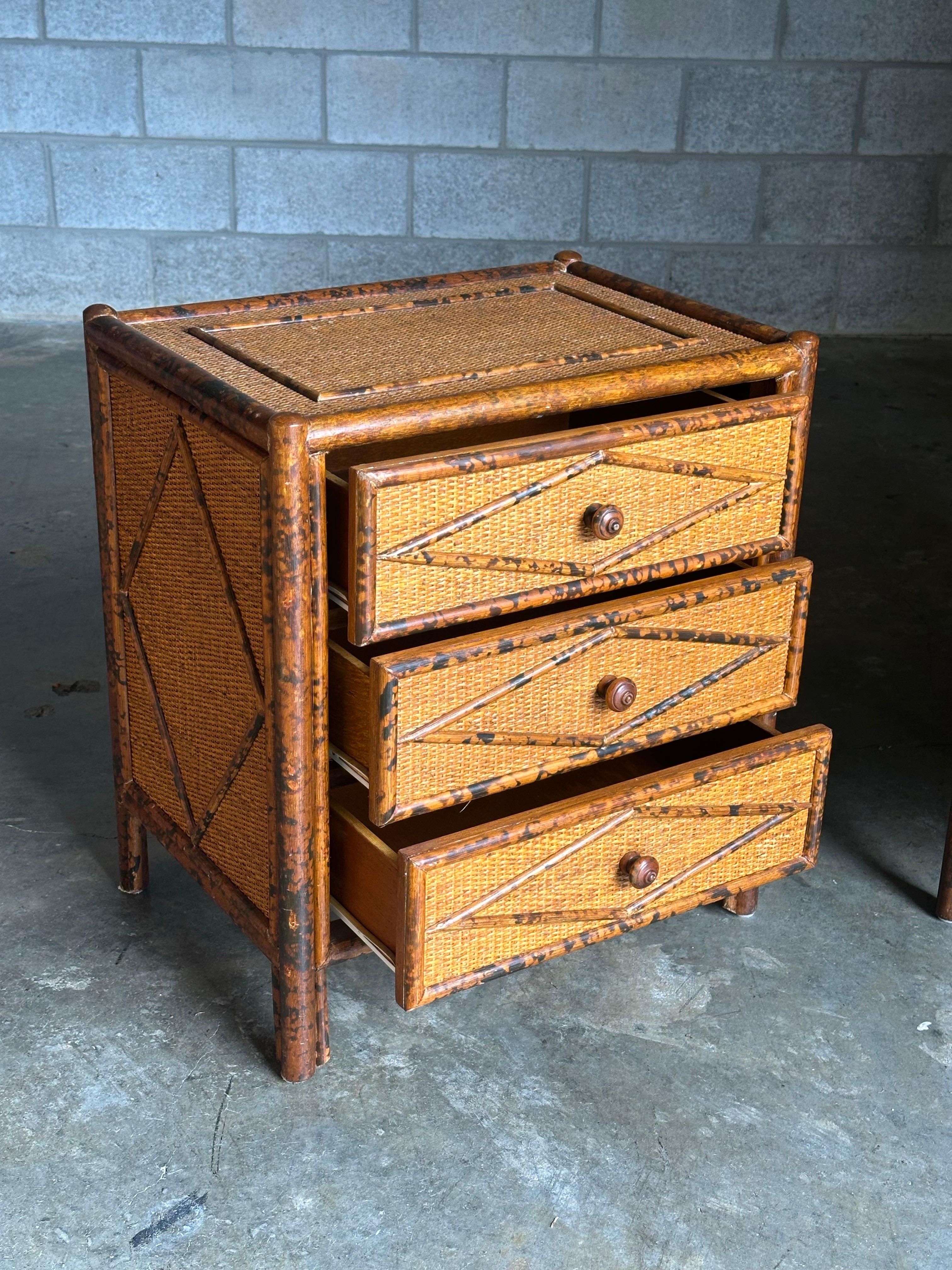 Paire de tables de nuit en bambou brûlé et rotin, style British Colonial des années 1980 en vente 4