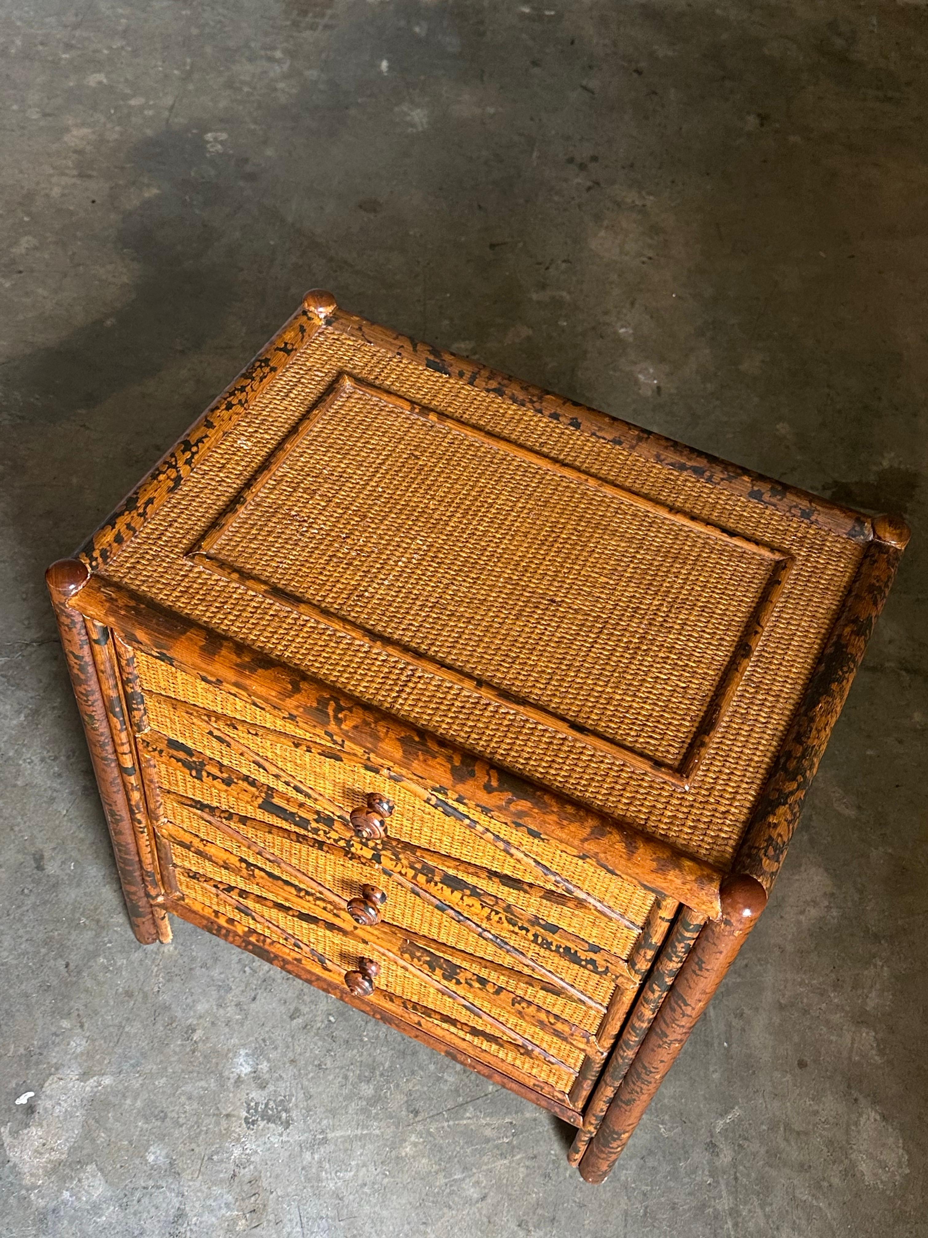 Paire de tables de nuit en bambou brûlé et rotin, style British Colonial des années 1980 en vente 6
