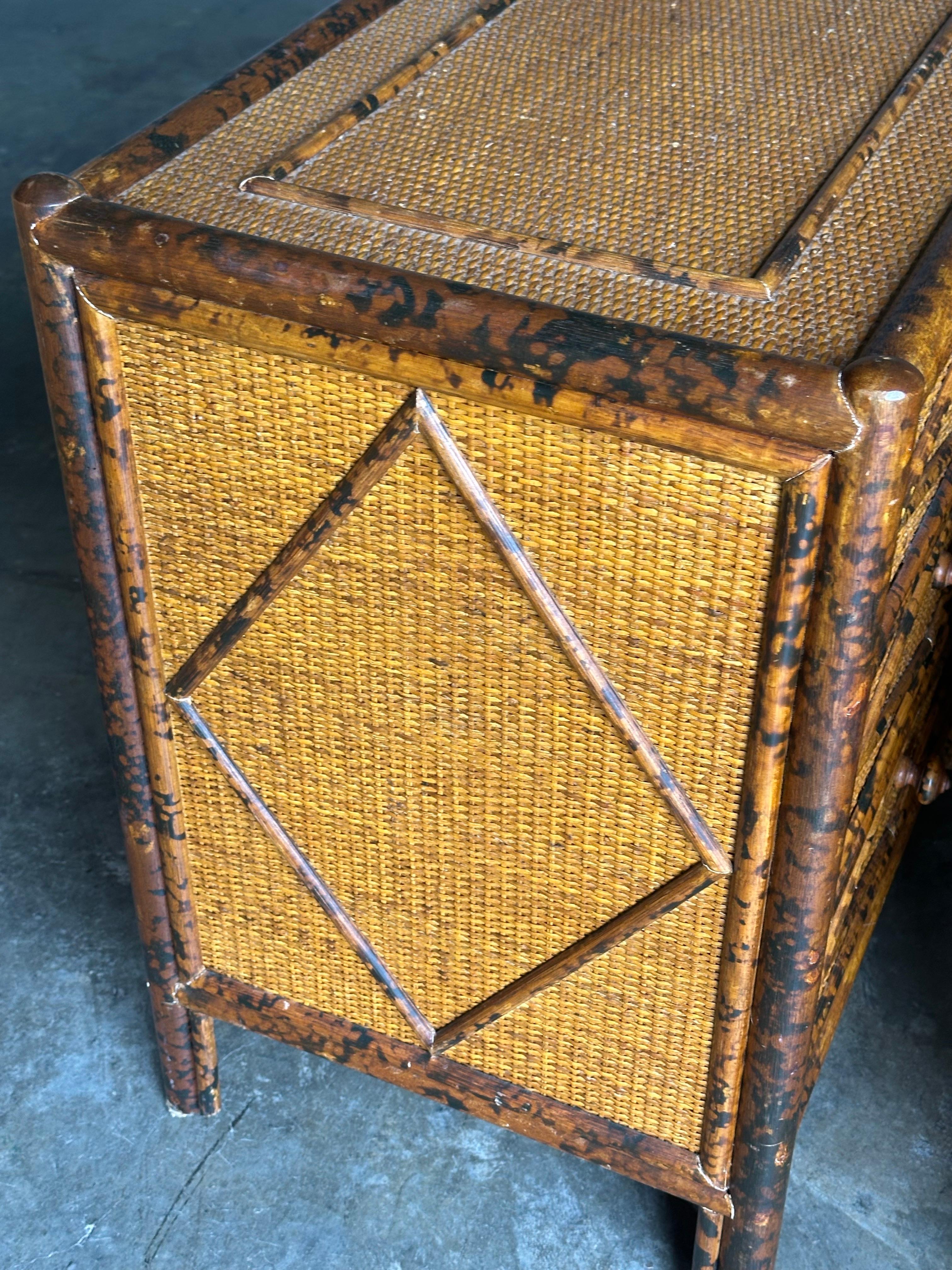 Paire de tables de nuit en bambou brûlé et rotin, style British Colonial des années 1980 en vente 7