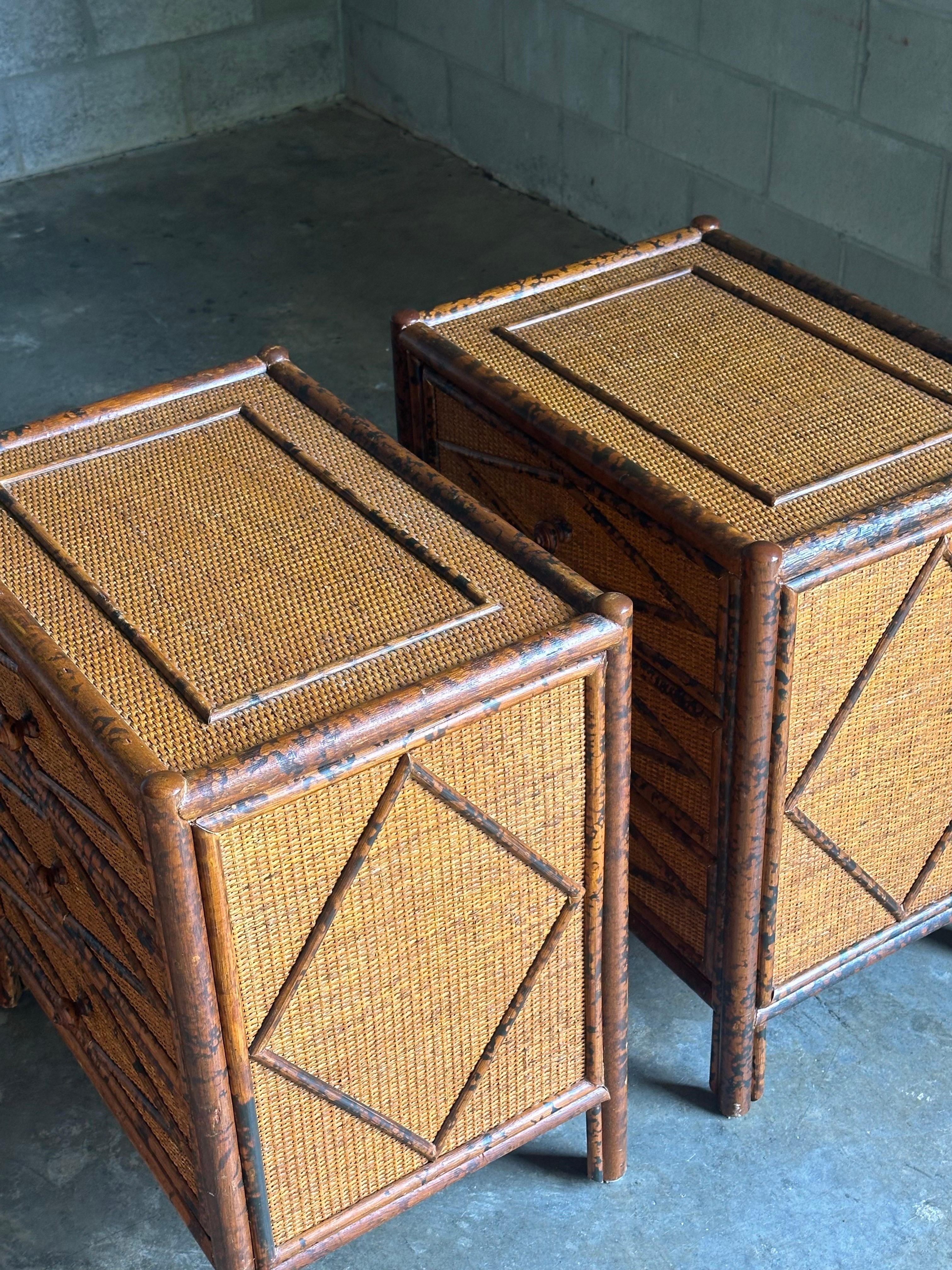 Paire de tables de nuit en bambou brûlé et rotin, style British Colonial des années 1980 en vente 8