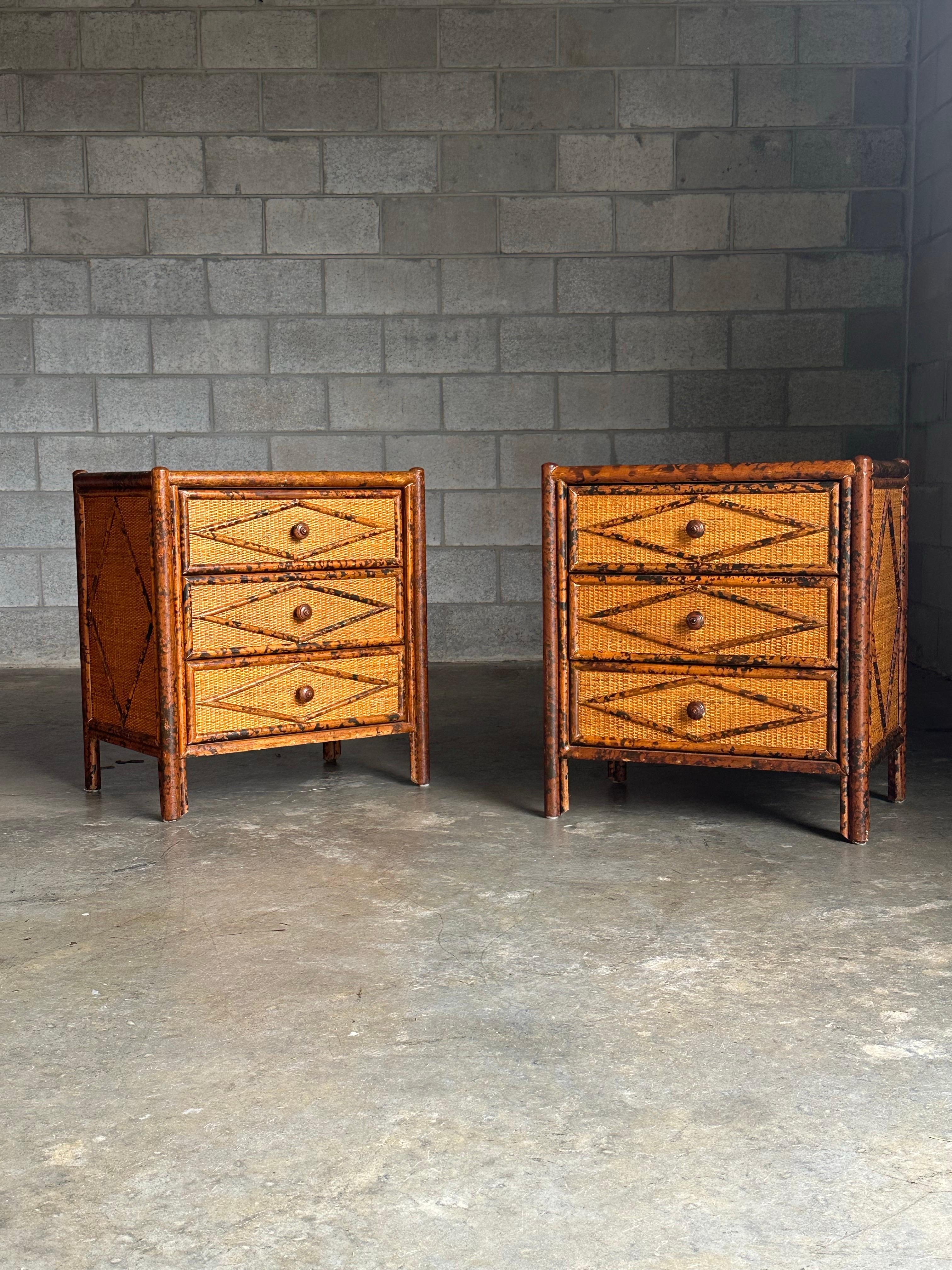 Coffre vintage de style colonial britannique en bambou et rotin. Trois tiroirs spacieux habillés de rotin avec un squelette en bambou brûlé ou tortue. Merveilleux motif de diamant sur toute la surface

S'adapte à une grande variété d'intérieurs. Le