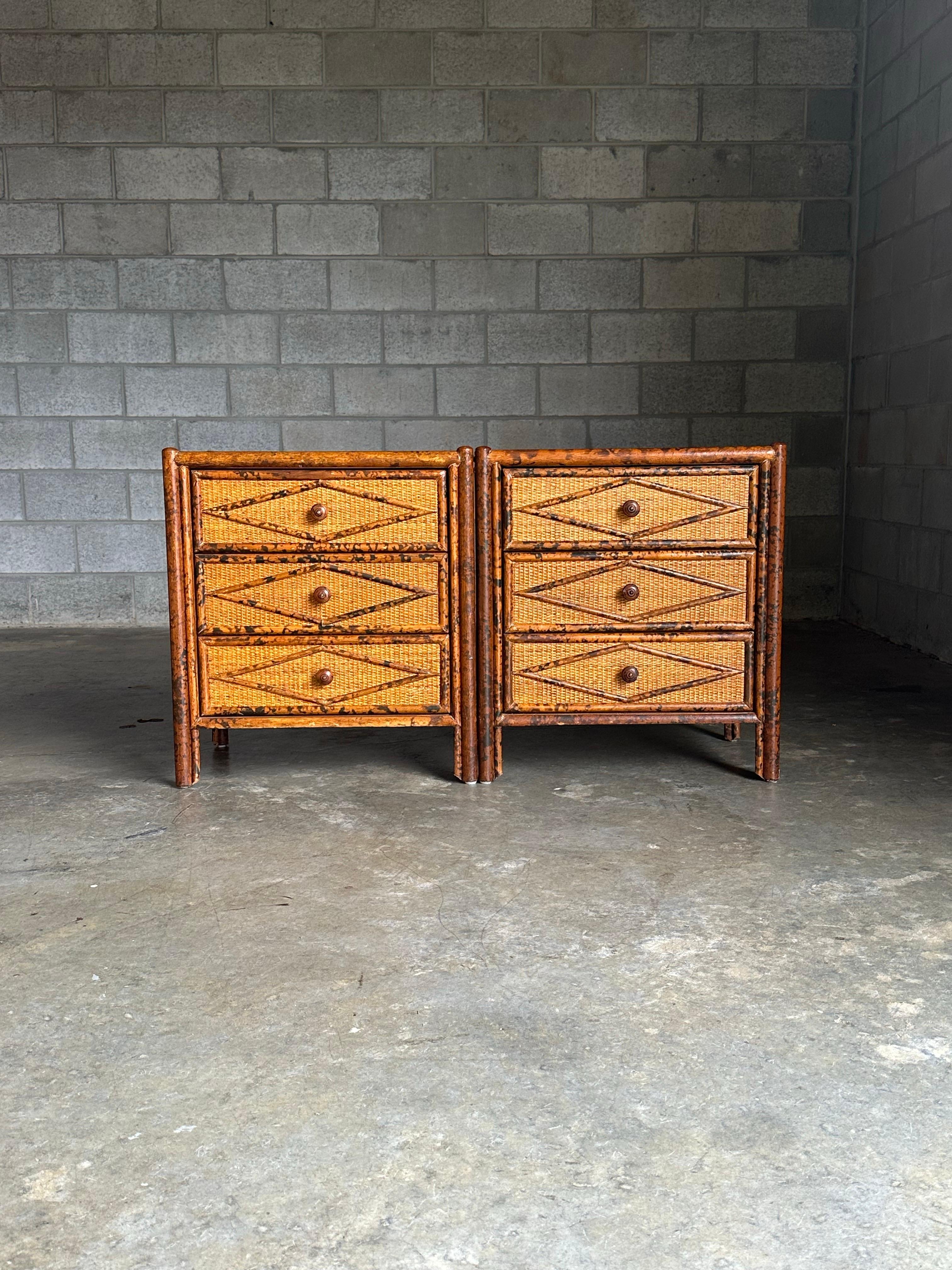 Colonial britannique Paire de tables de nuit en bambou brûlé et rotin, style British Colonial des années 1980 en vente