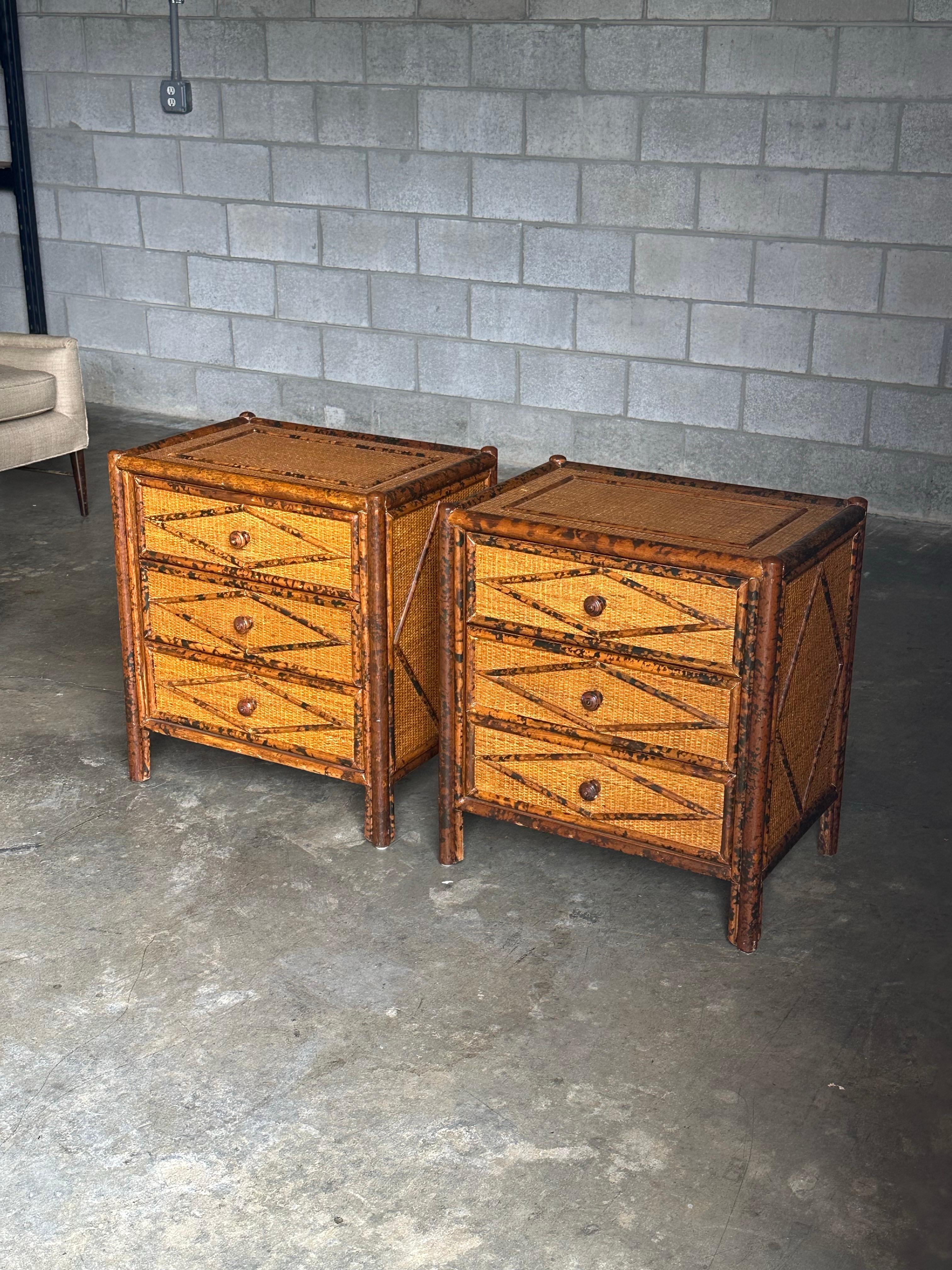Américain Paire de tables de nuit en bambou brûlé et rotin, style British Colonial des années 1980 en vente