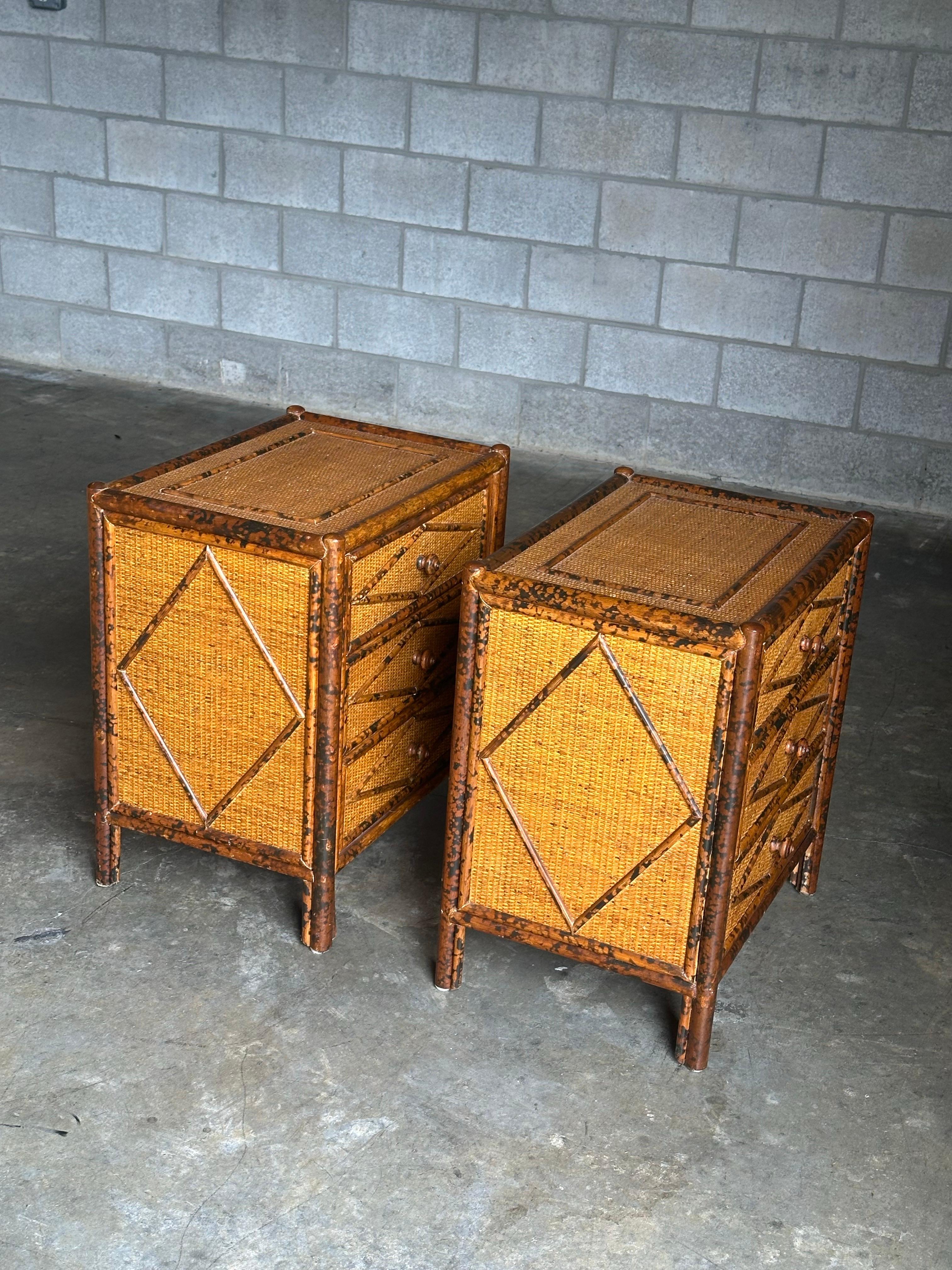 Paire de tables de nuit en bambou brûlé et rotin, style British Colonial des années 1980 Bon état - En vente à St.Petersburg, FL