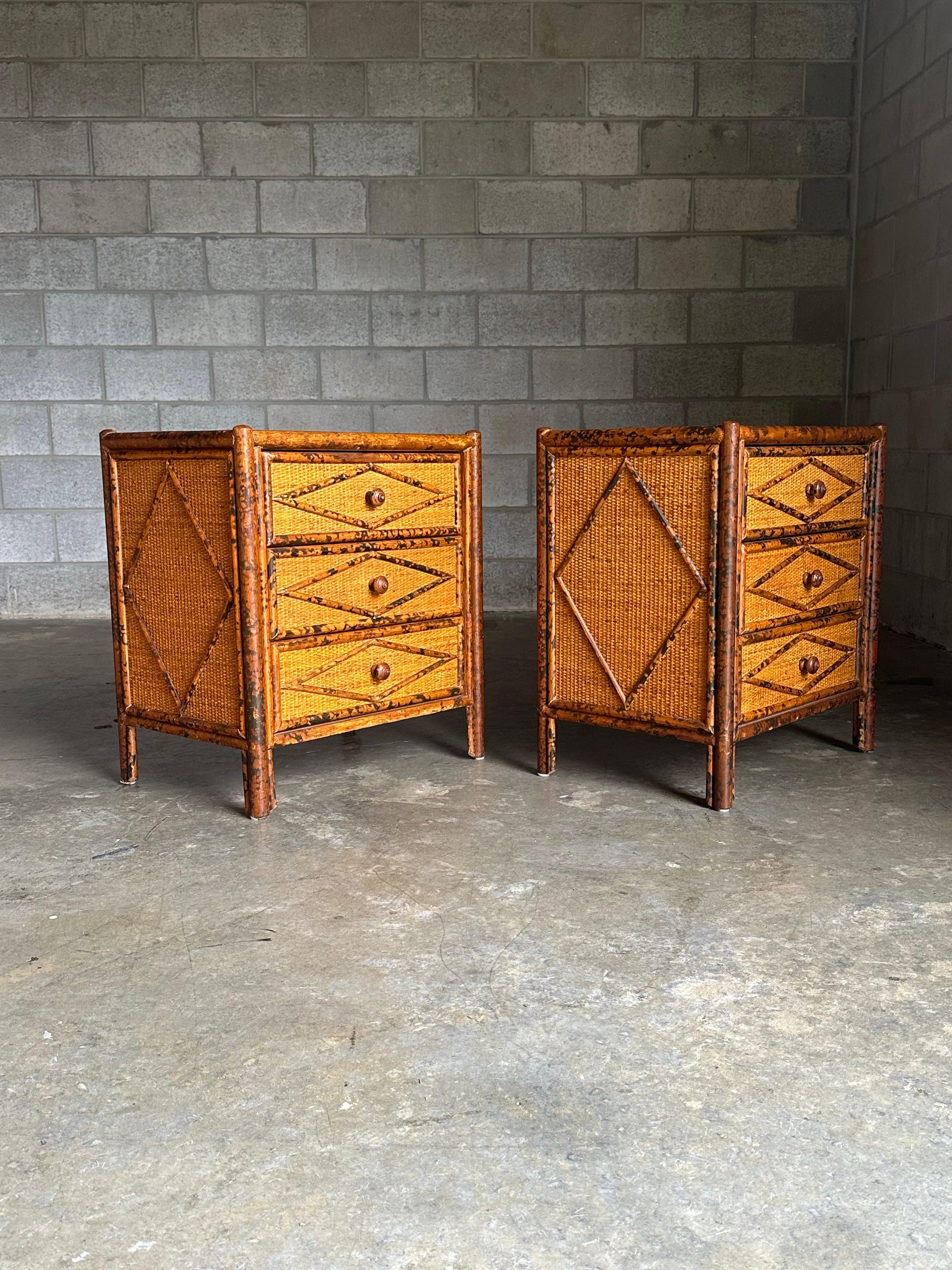 Fin du 20e siècle Paire de tables de nuit en bambou brûlé et rotin, style British Colonial des années 1980 en vente