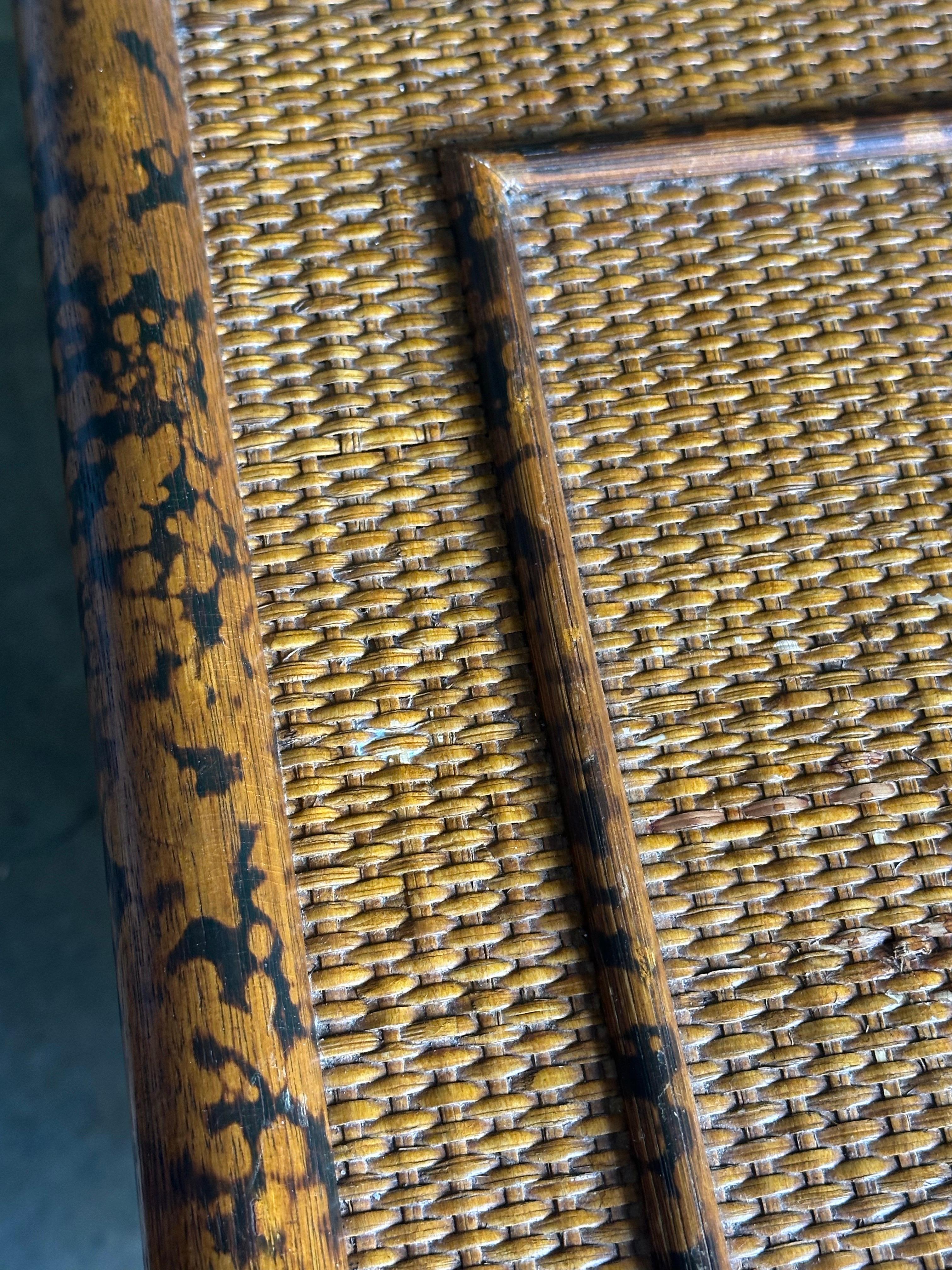 Paire de tables de nuit en bambou brûlé et rotin, style British Colonial des années 1980 en vente 2