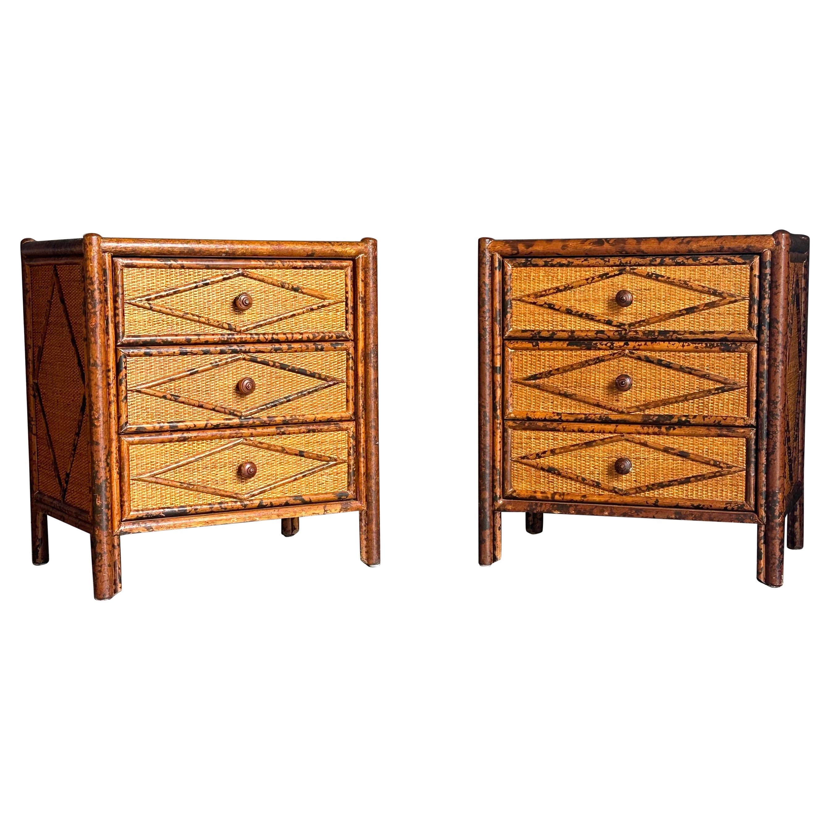 Paire de tables de nuit en bambou brûlé et rotin, style British Colonial des années 1980 en vente