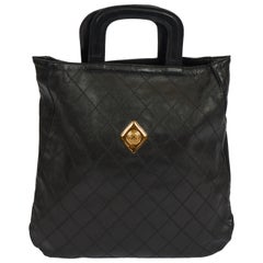 Sac à main Chanel noir matelassé vintage avec pièce de monnaie (années 1980)