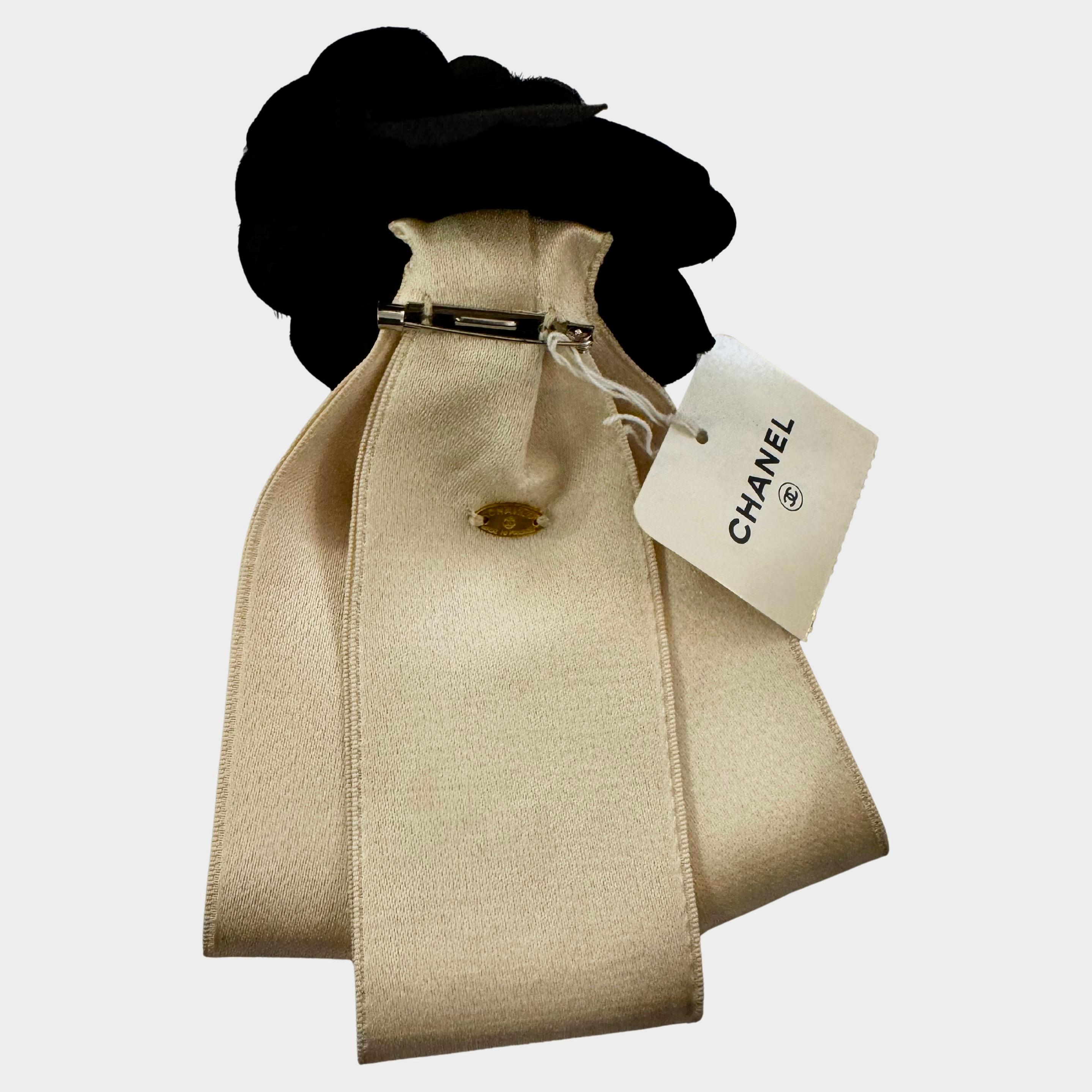 Women's or Men's 1980s Vintage CHANEL Camellia Ribbon Brooch Black White For Sale