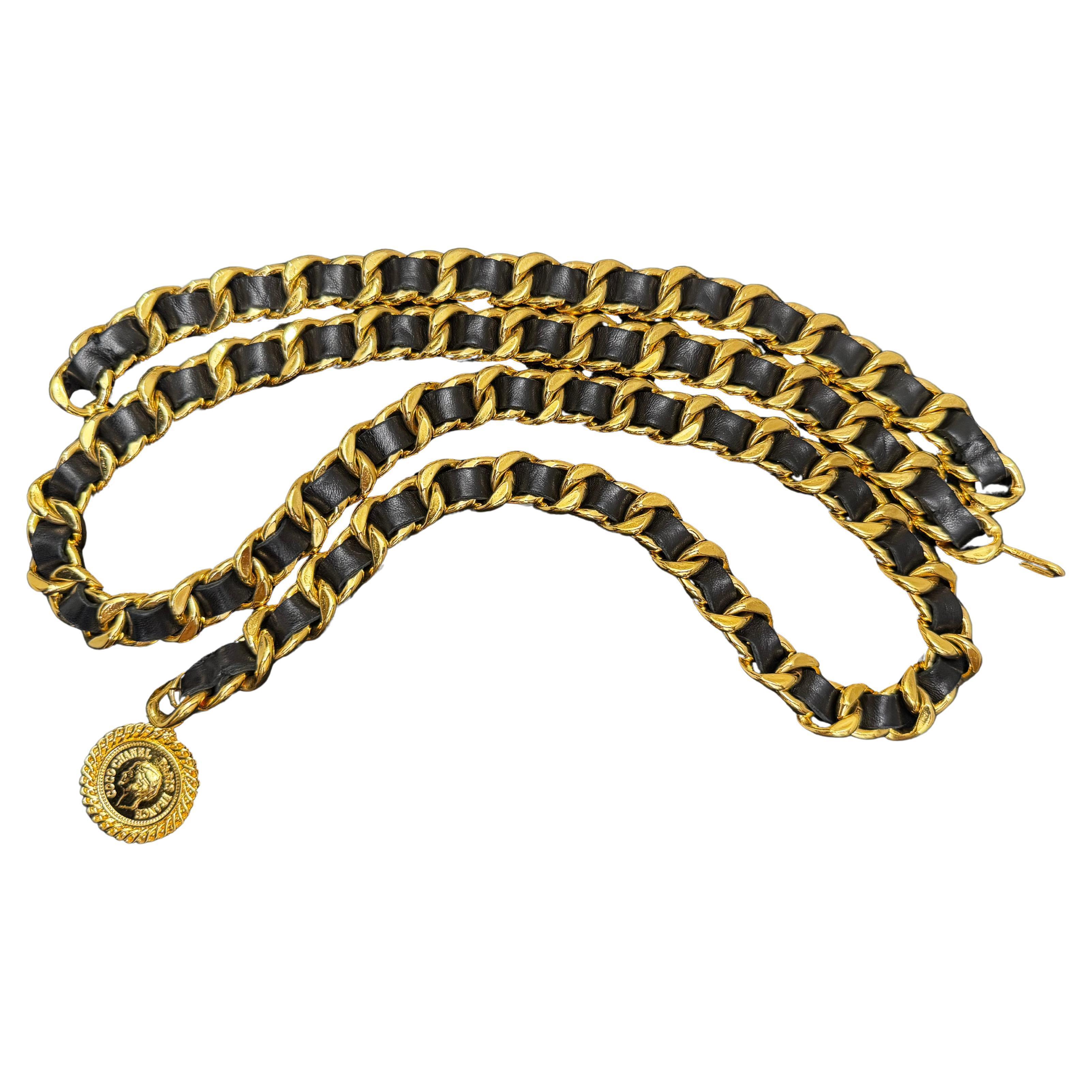 1980 Vintage CHANEL COCO Ceinture Cuir Chaine Noir Or Excellent état - En vente à Bangkok, TH