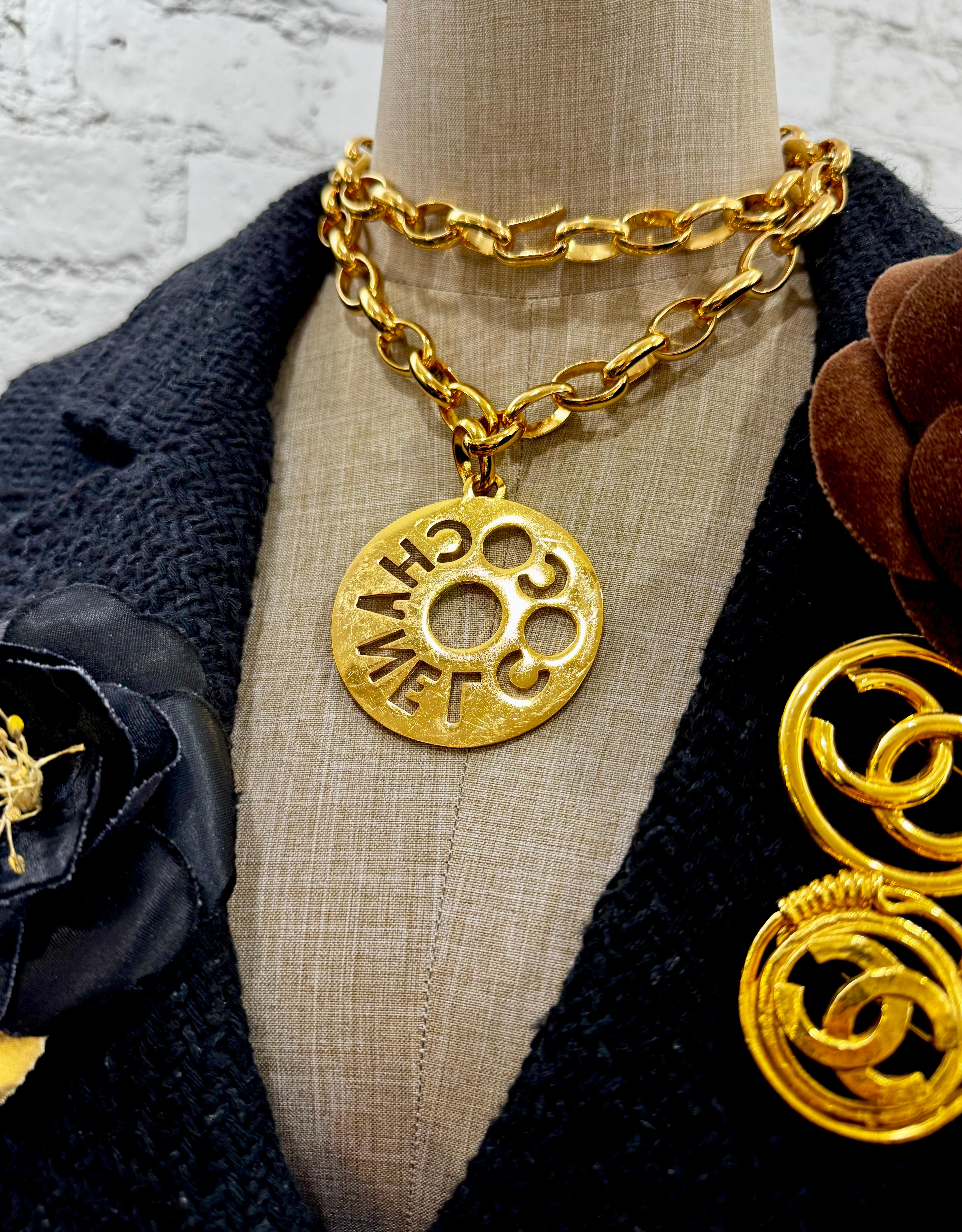 Collar de cadena con colgante CoCo vintage CHANEL en tono dorado de los años 80 en Excelente estado para la venta en Bangkok, TH