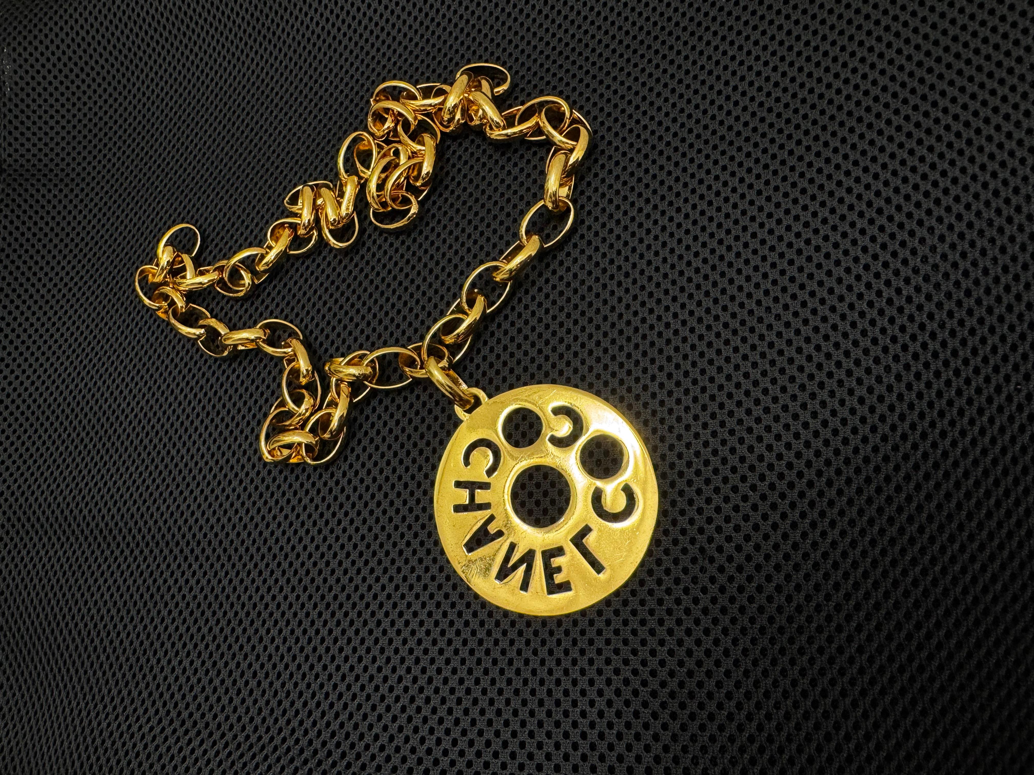 Collar de cadena con colgante CoCo vintage CHANEL en tono dorado de los años 80 en venta 1