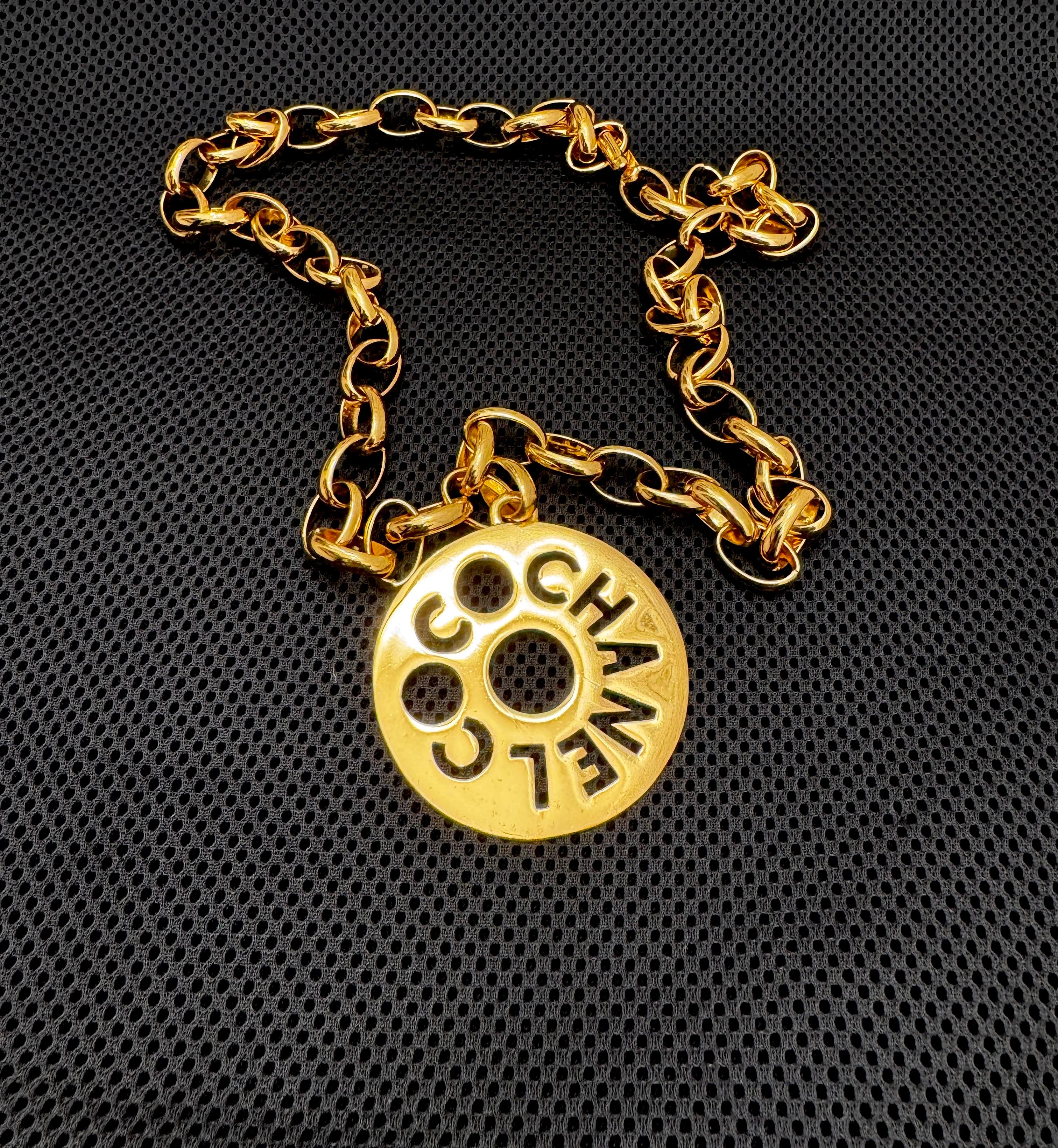 Collar de cadena con colgante CoCo vintage CHANEL en tono dorado de los años 80 en venta 2