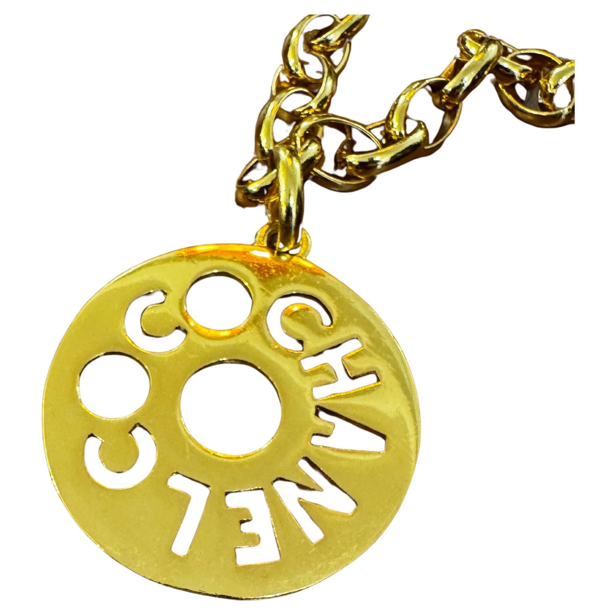 Collar de cadena con colgante CoCo vintage CHANEL en tono dorado de los años 80 en venta 3