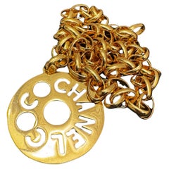 Collar de cadena con colgante CoCo vintage CHANEL en tono dorado de los años 80