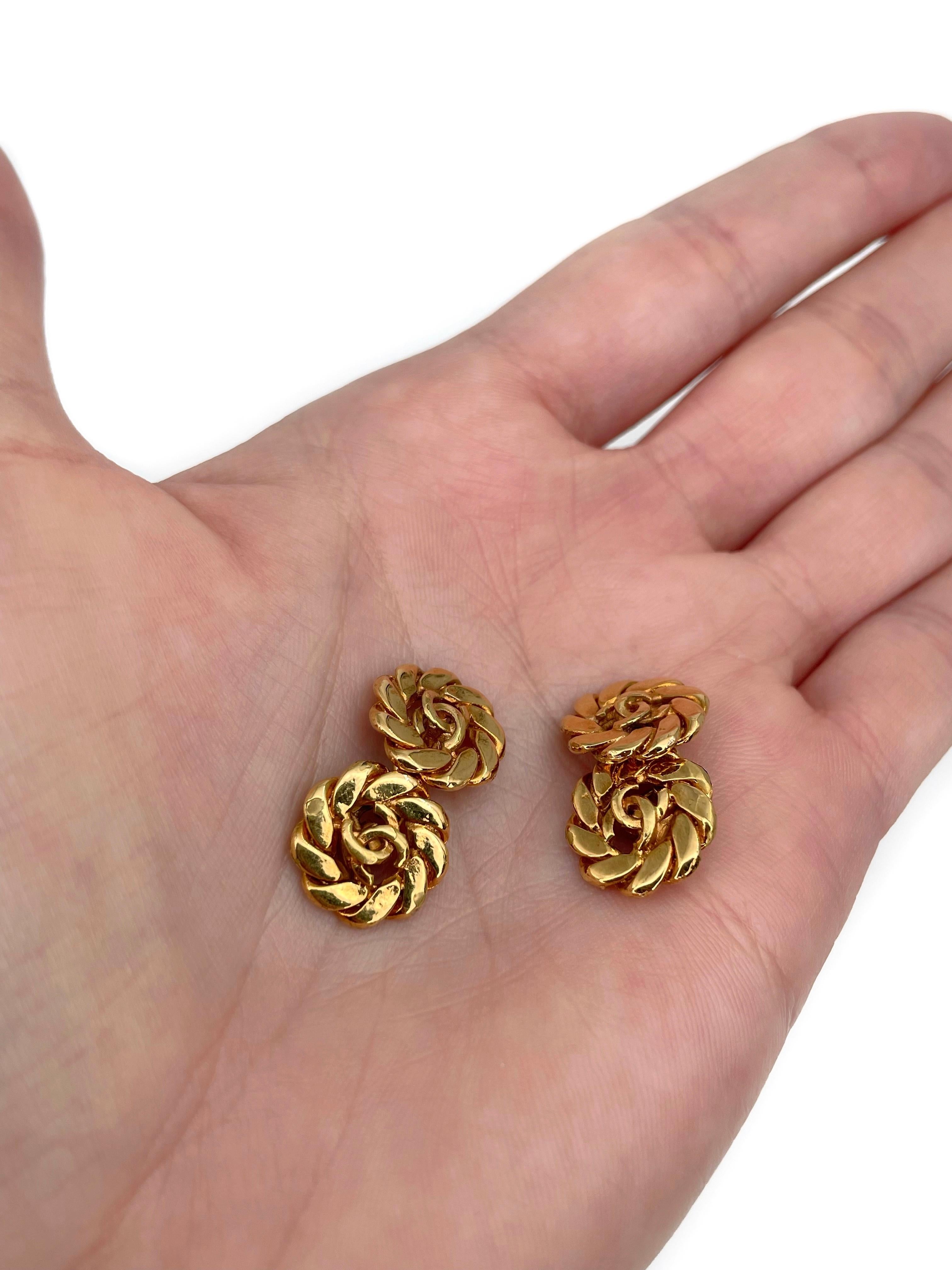 This is a pair of vintage CC logo round chain cufflinks designed by Chanel in 1980s. The piece is gold plated. 

Signed with “Chanel” (see photo gallery). 

Cufflink length: 1.7cm
Diameter: 1.4cm

IMPORTANT: As a buyer, you are fully responsible for