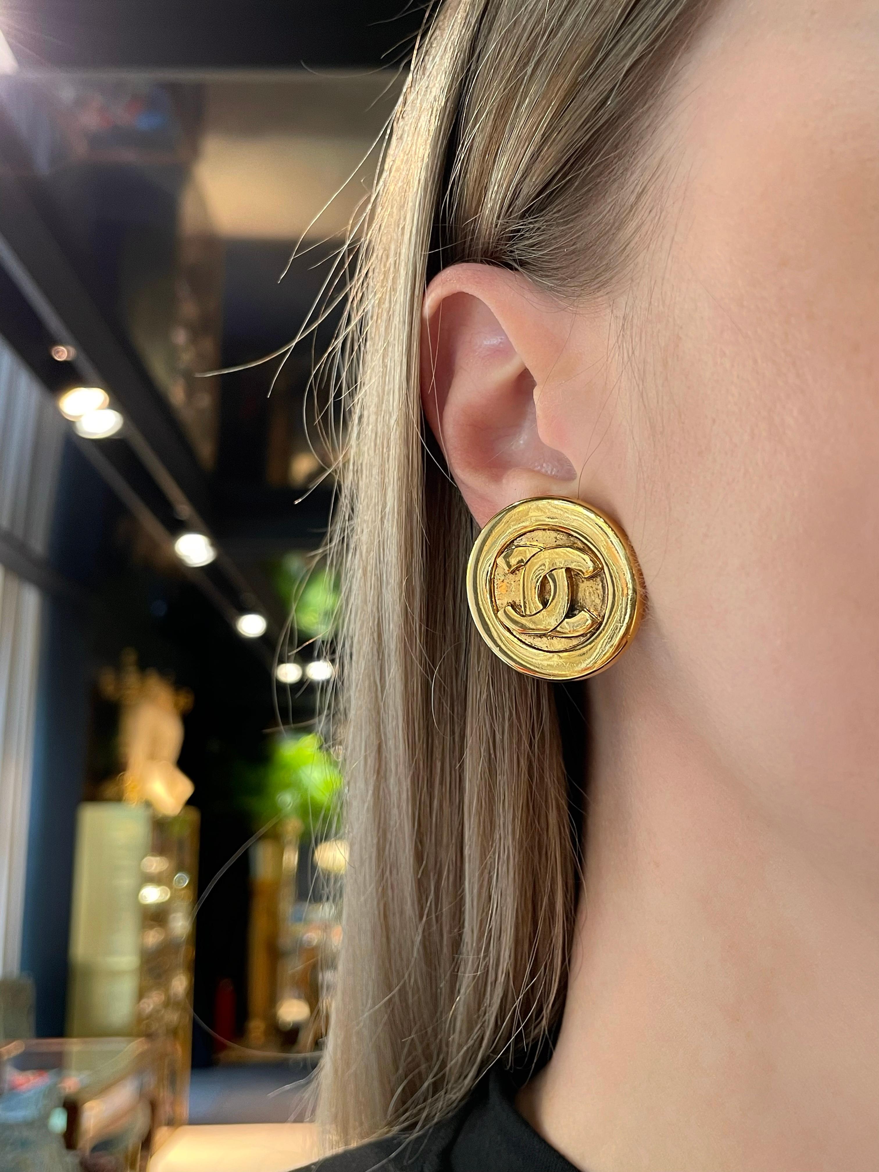 This is a classic pair of CC logo round clip on earrings. The piece is designed by Chanel in 1980s. 

It is crafted in base metal and is gold plated. 

Signed: “© Chanel ® Made in France”
Serial number: 2388
Diameter: 2.8cm

———

If you have any