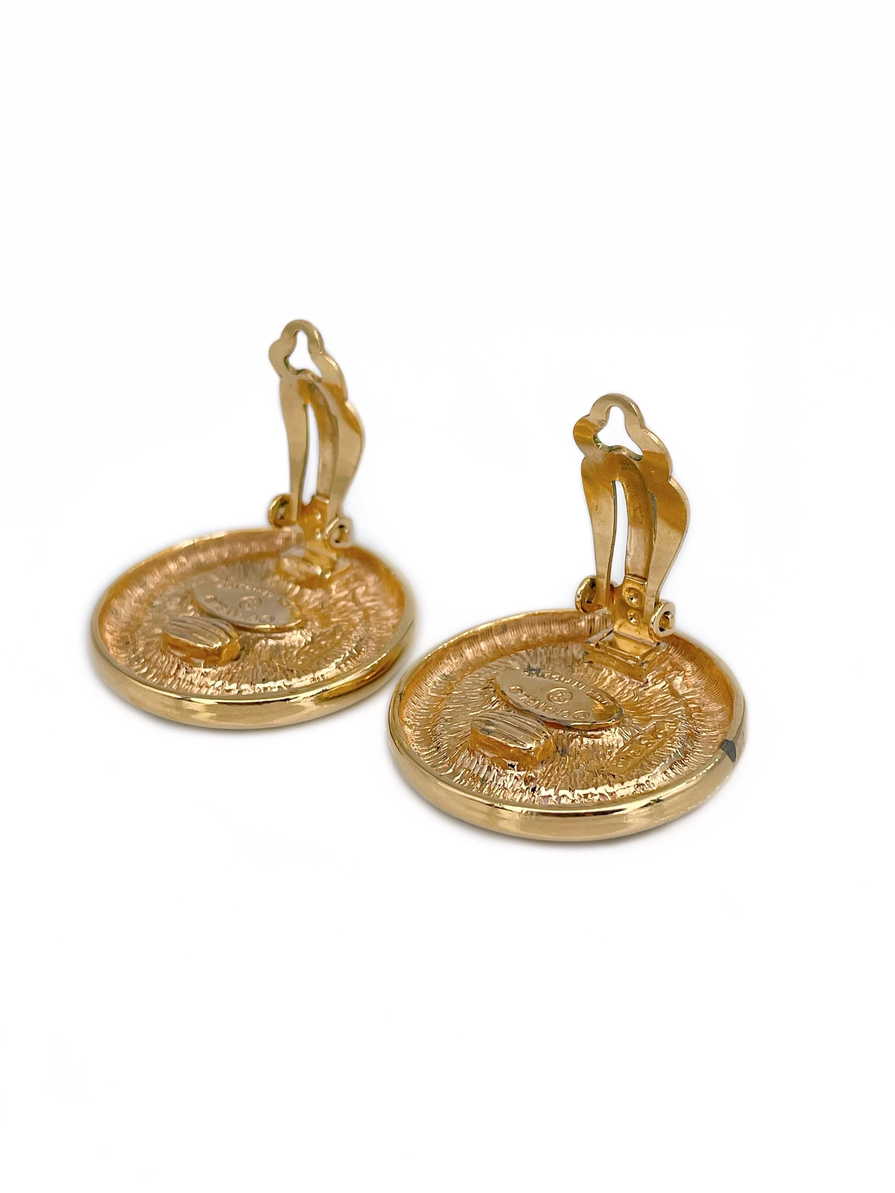1980s Vintage Chanel Gold Tone CC Logo Round Clip On Earrings In Good Condition For Sale In Vilnius, LT